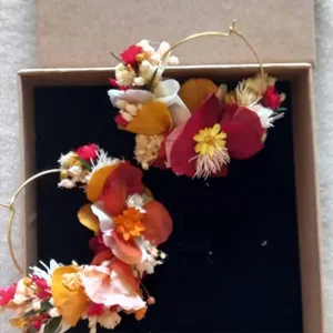 Boucles d’oreilles créoles en fleurs stabilisées aux tonalités rouges, Coco Cinelle évaluée par Joelle