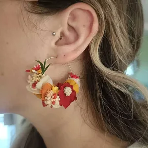 Boucles d’oreilles créoles en fleurs stabilisées aux tonalités rouges, Coco Cinelle évaluée par Mathilde