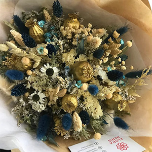 Bouquet de mariée en fleurs séchées & stabilisées dans les tons bleus, dorés et beiges, Elouise évalué par Catherine