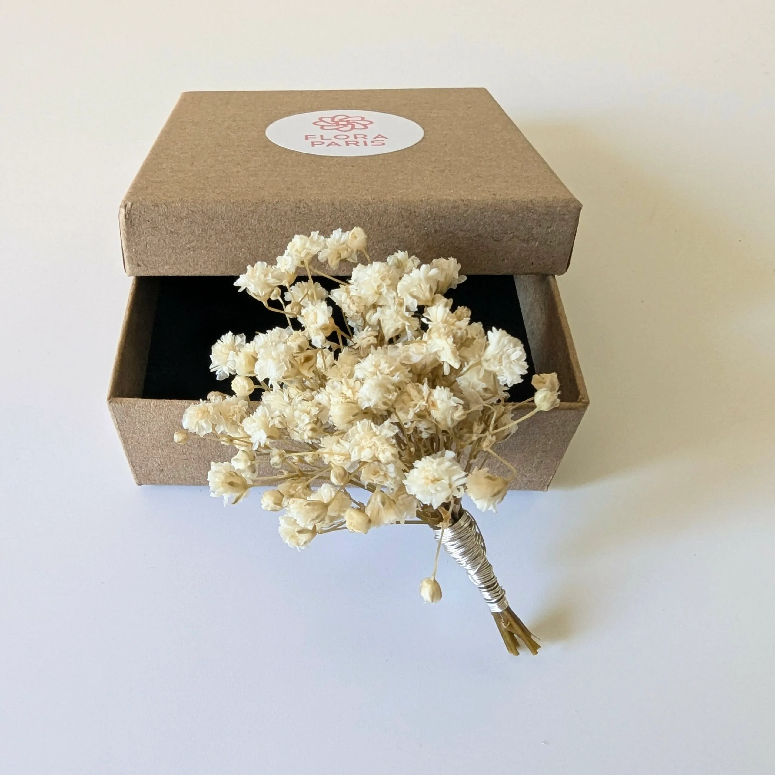 Boutonnière de marié artisanale en gypsophile stabilisée blanc ivoire, Alma – Image 2