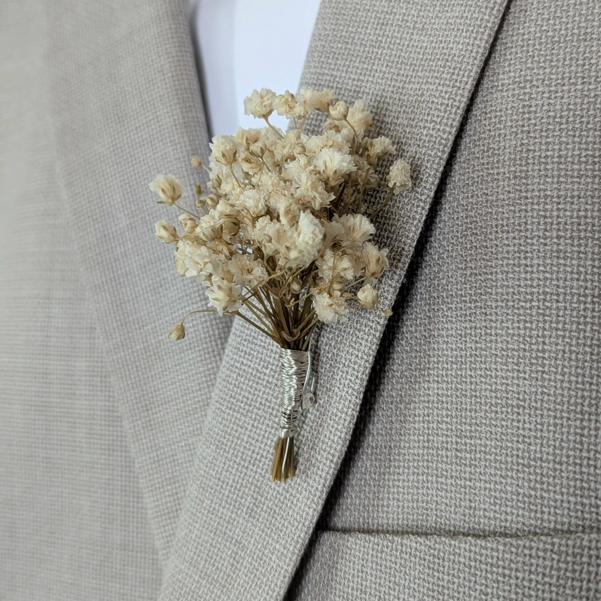 Boutonnière de marié artisanale en gypsophile stabilisée blanc ivoire, Alma – Image 3