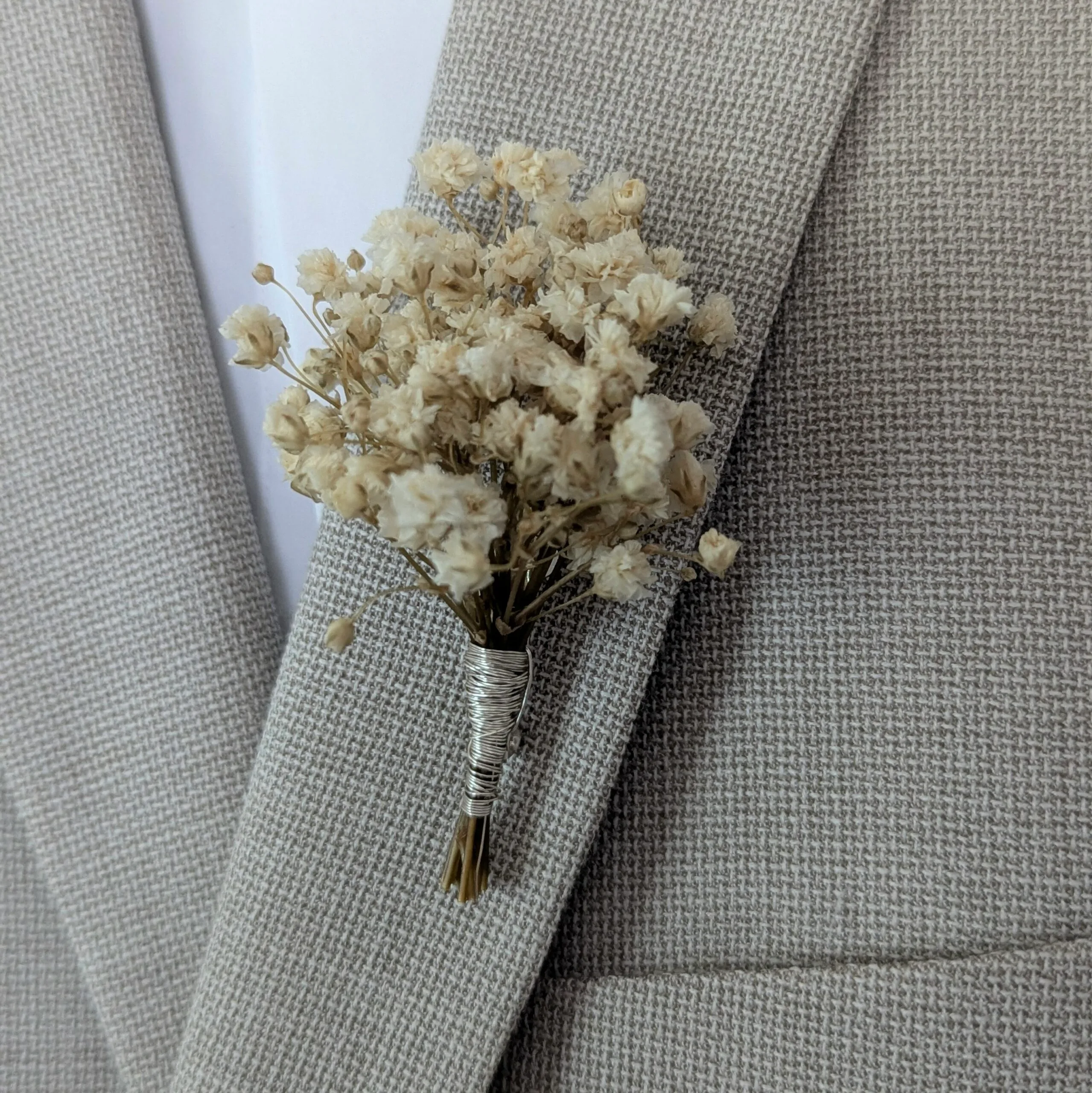Boutonnière de marié artisanale en gypsophile stabilisée blanc ivoire, Alma – Image 4