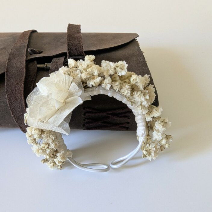 Bracelet artisanal en gypsophile stabilisée blanc ivoire, Alma – Image 2