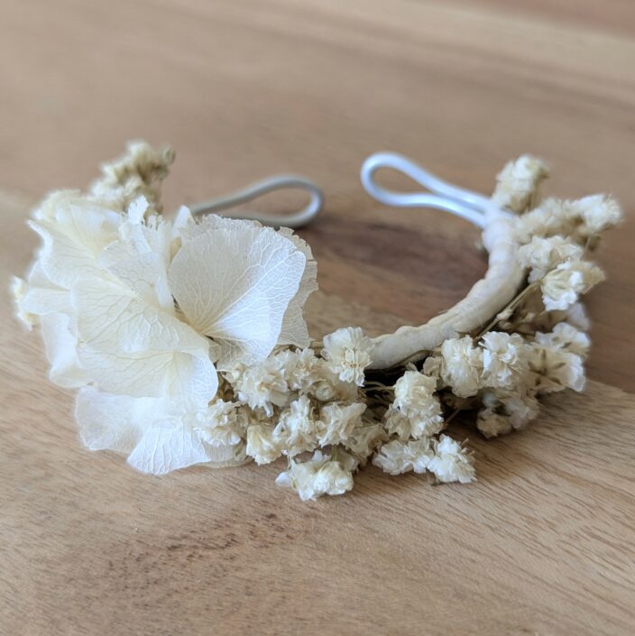 Bracelet artisanal en gypsophile stabilisée blanc ivoire, Alma – Image 3