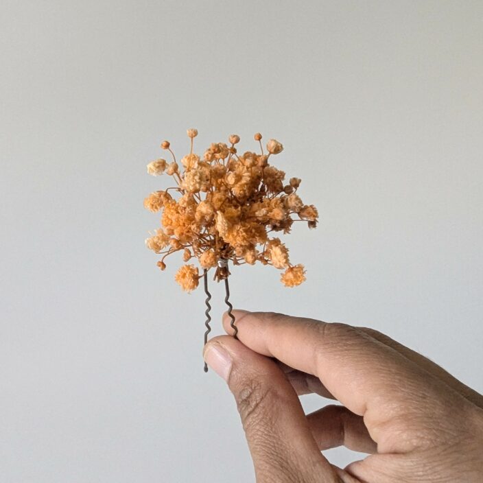 Épingle à cheveux ornée de gypsophile stabilisée orange, Hortense – Image 2