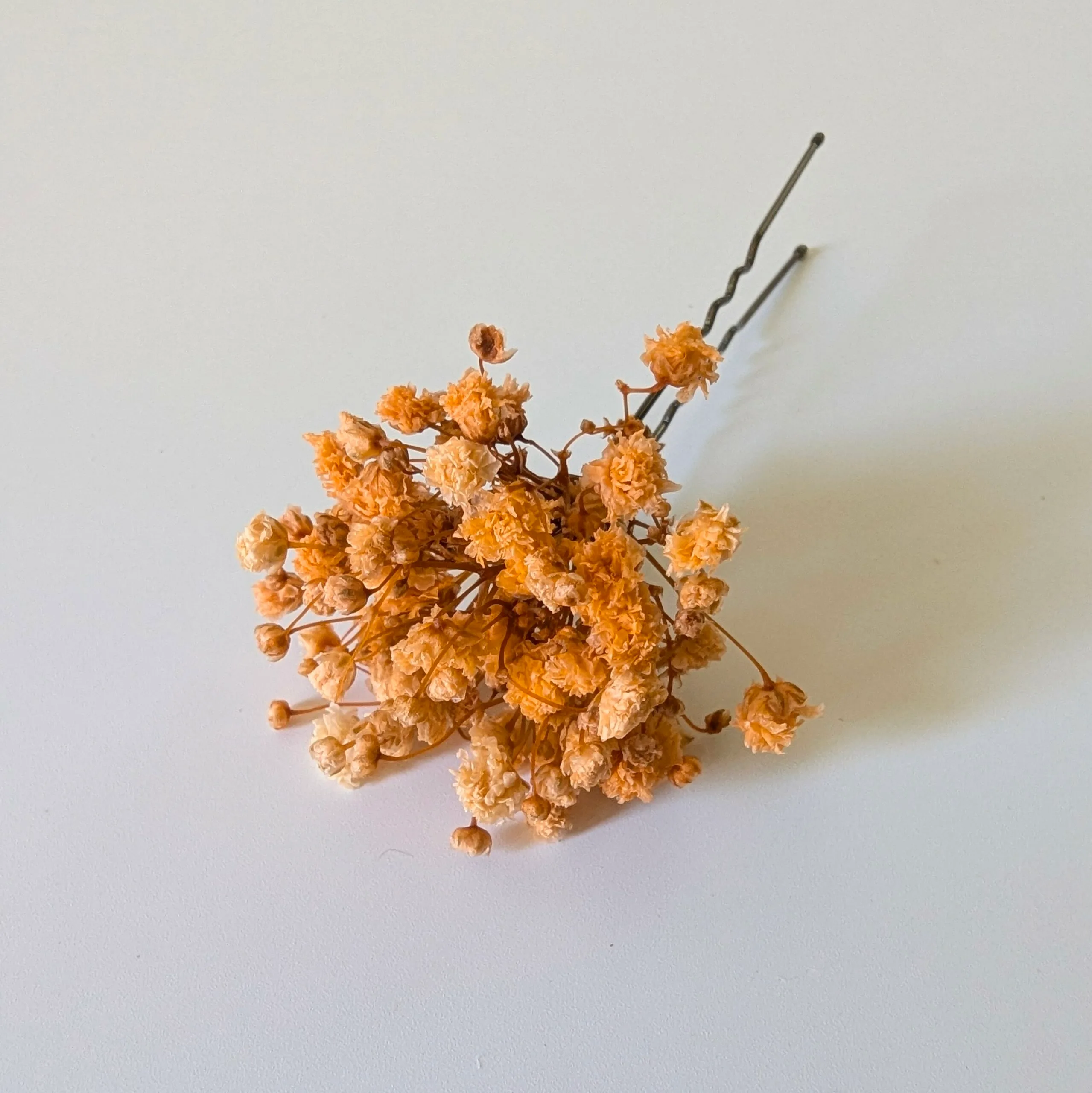 Épingle à cheveux ornée de gypsophile stabilisée orange, Hortense – Image 3