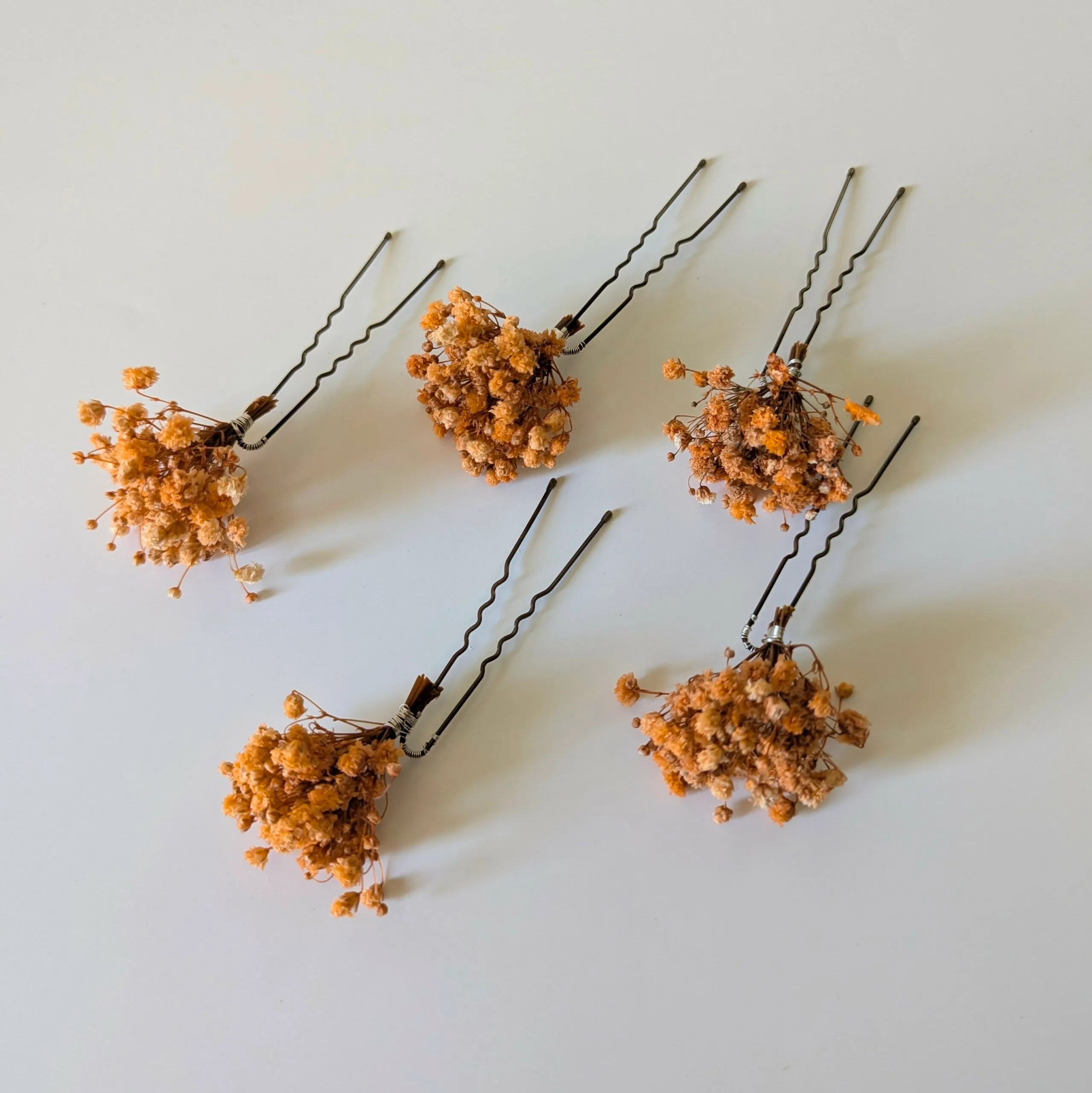 Épingle à cheveux ornée de gypsophile stabilisée orange, Hortense – Image 4