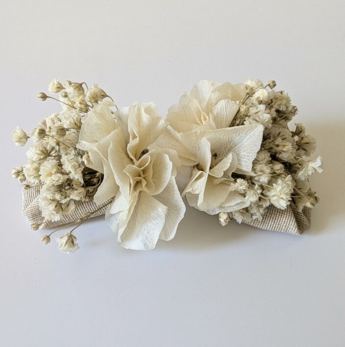 Nœud papillon de marié artisanal en fleurs stabilisées gypsophile, hortensia ivoire, Alma – Image 4