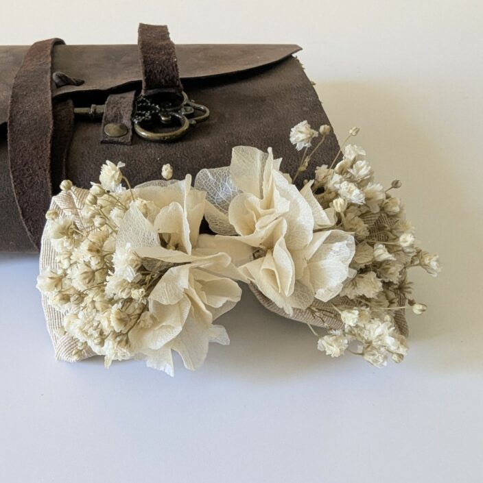 Nœud papillon de marié artisanal en fleurs stabilisées gypsophile, hortensia ivoire, Alma