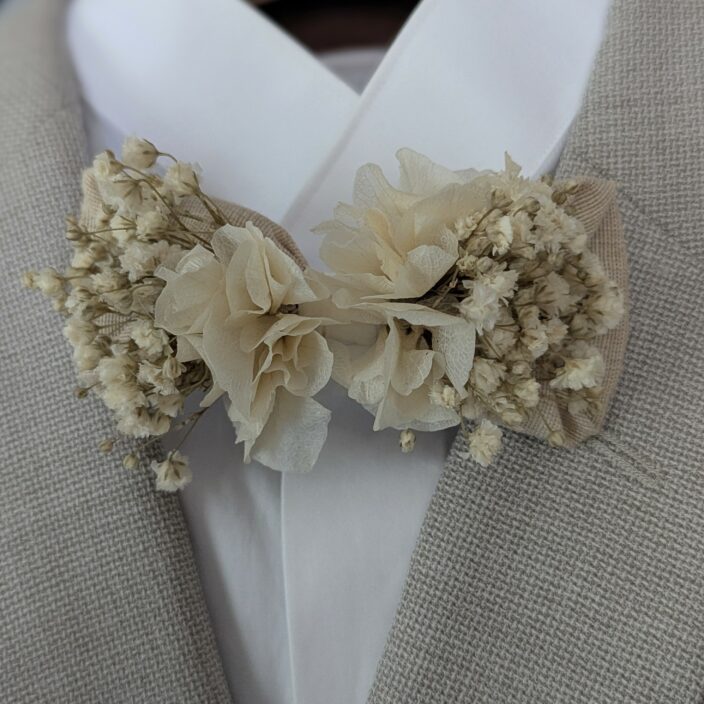 Nœud papillon de marié artisanal en fleurs stabilisées gypsophile, hortensia ivoire, Alma – Image 2