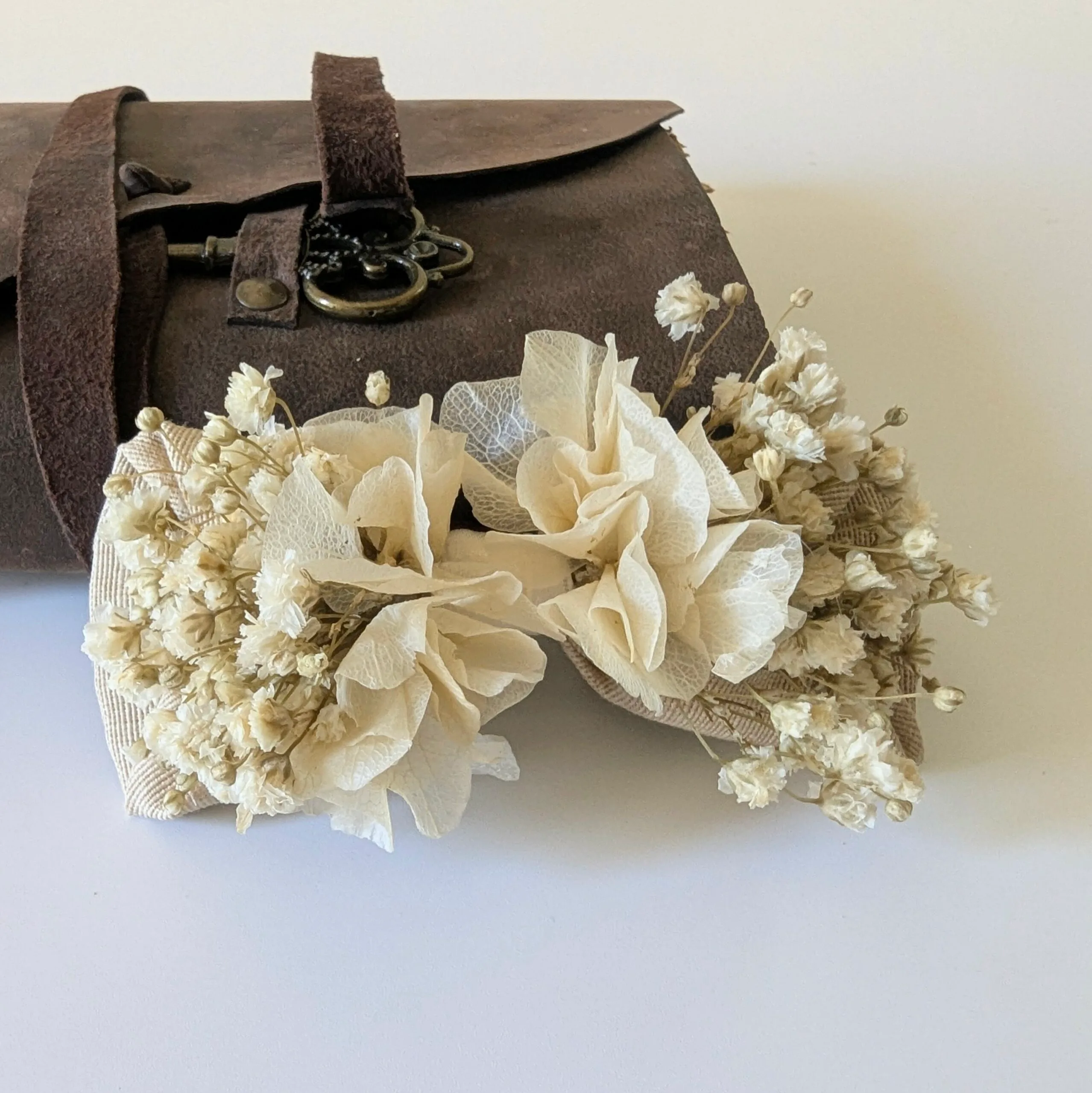 Nœud papillon de marié artisanal en fleurs stabilisées gypsophile, hortensia ivoire, Alma