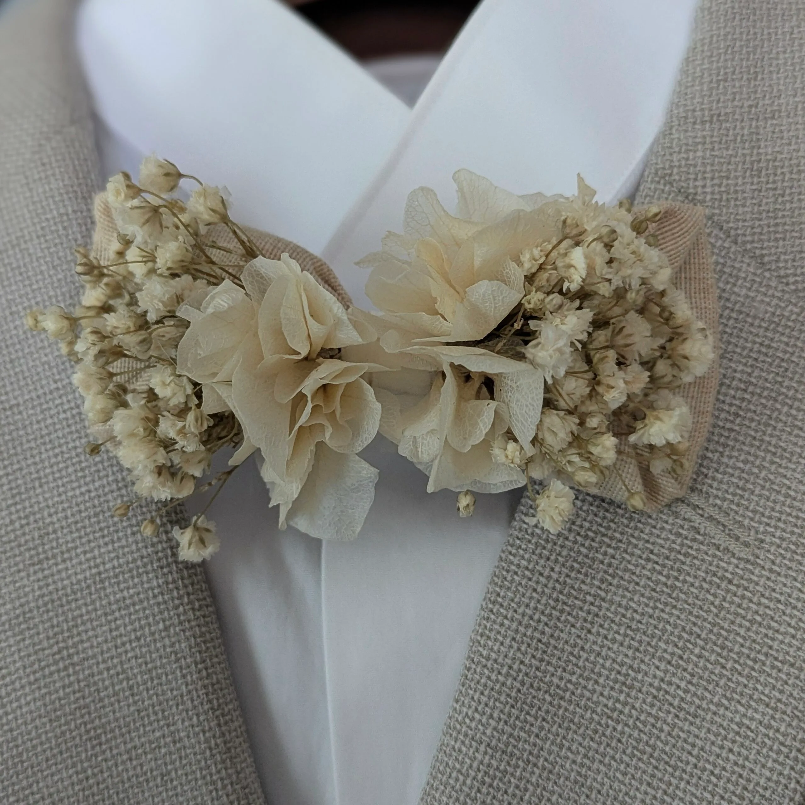 Nœud papillon de marié artisanal en fleurs stabilisées gypsophile, hortensia ivoire, Alma – Image 2