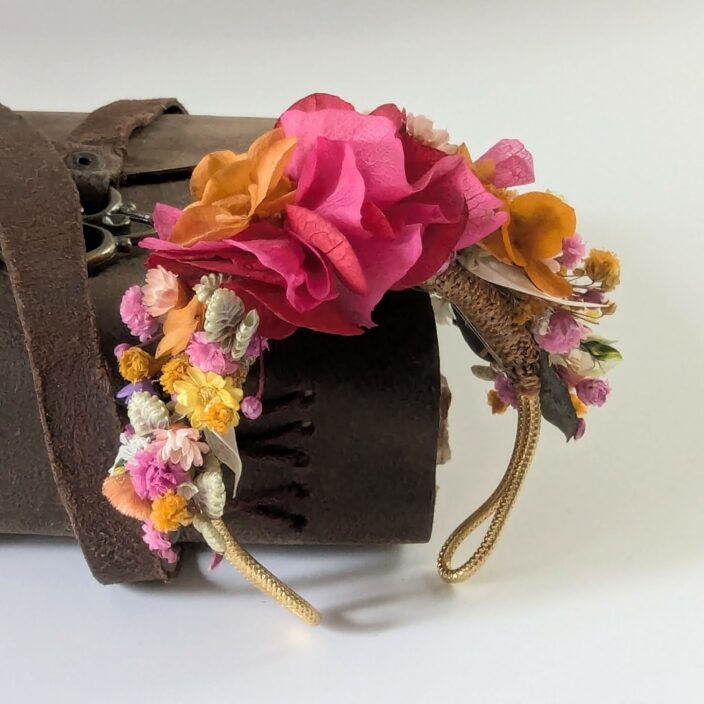 Bracelet artisanal en fleurs stabilisées aux tonalités lumineuses, Diane – Image 4