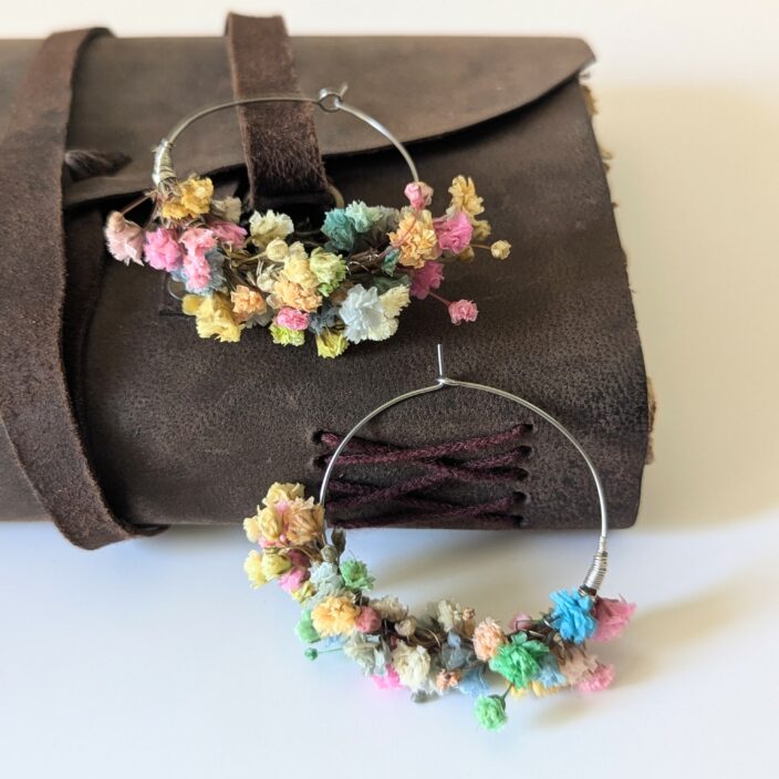 Boucles d’oreilles artisanales en gypsophile stabilisée multicolore, Felicia – Image 2