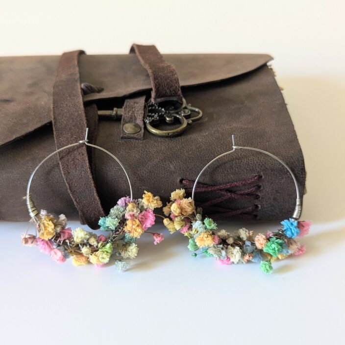 Boucles d’oreilles artisanales en gypsophile stabilisée multicolore, Felicia – Image 3