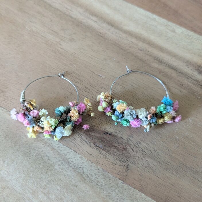 Boucles d’oreilles artisanales en gypsophile stabilisée multicolore, Felicia – Image 4