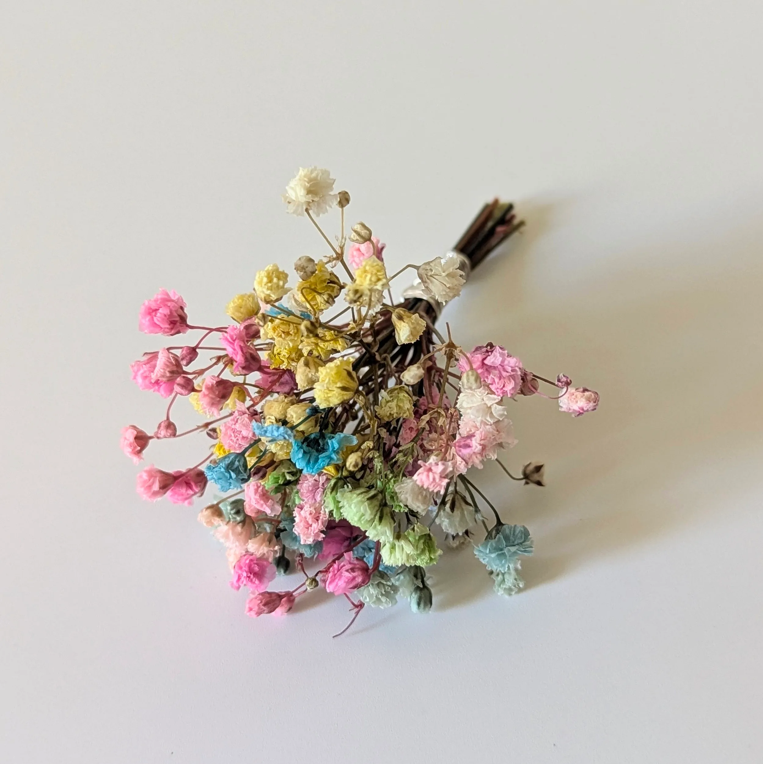 Boutonnière de marié artisanale en gypsophile stabilisée multicolore, Felicia – Image 4