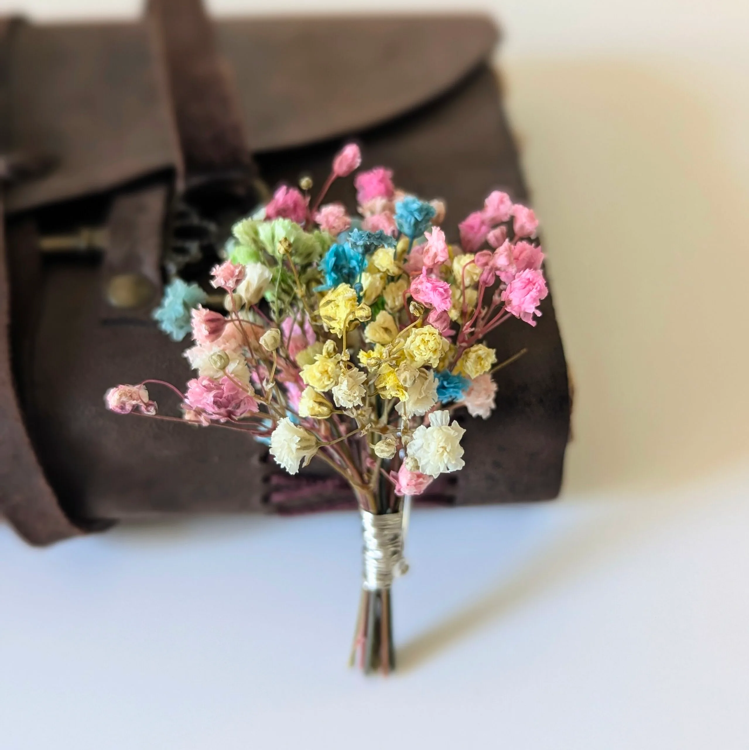 Boutonnière de marié artisanale en gypsophile stabilisée multicolore, Felicia