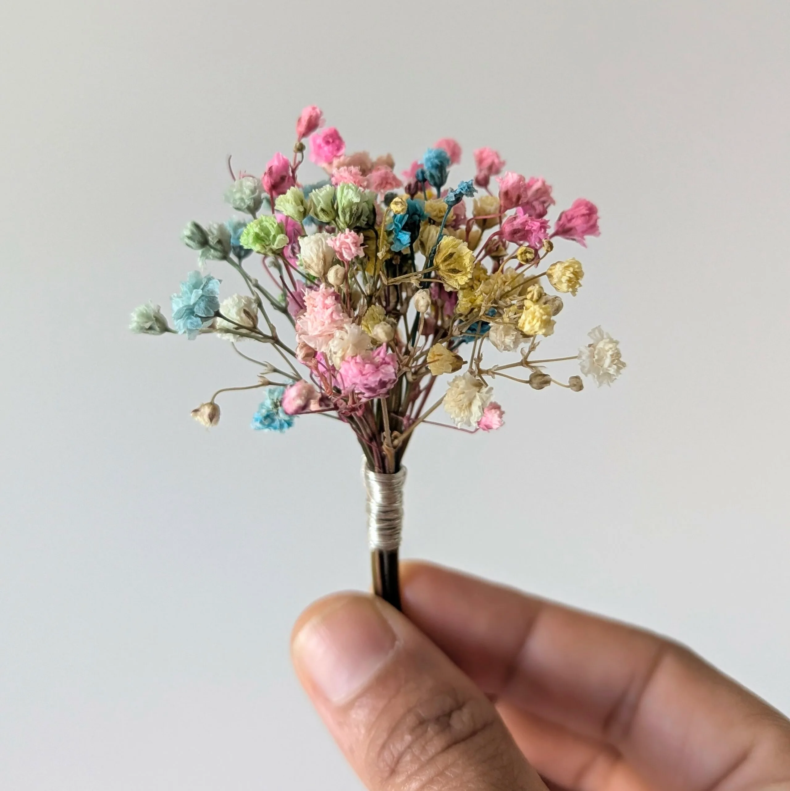 Boutonnière de marié artisanale en gypsophile stabilisée multicolore, Felicia – Image 3