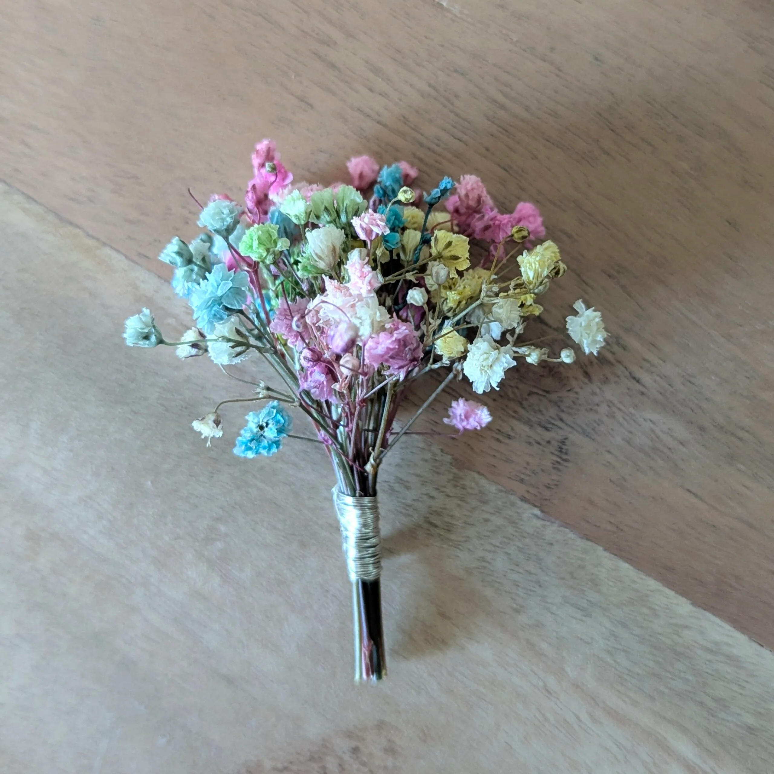 Boutonnière de marié artisanale en gypsophile stabilisée multicolore, Felicia – Image 2