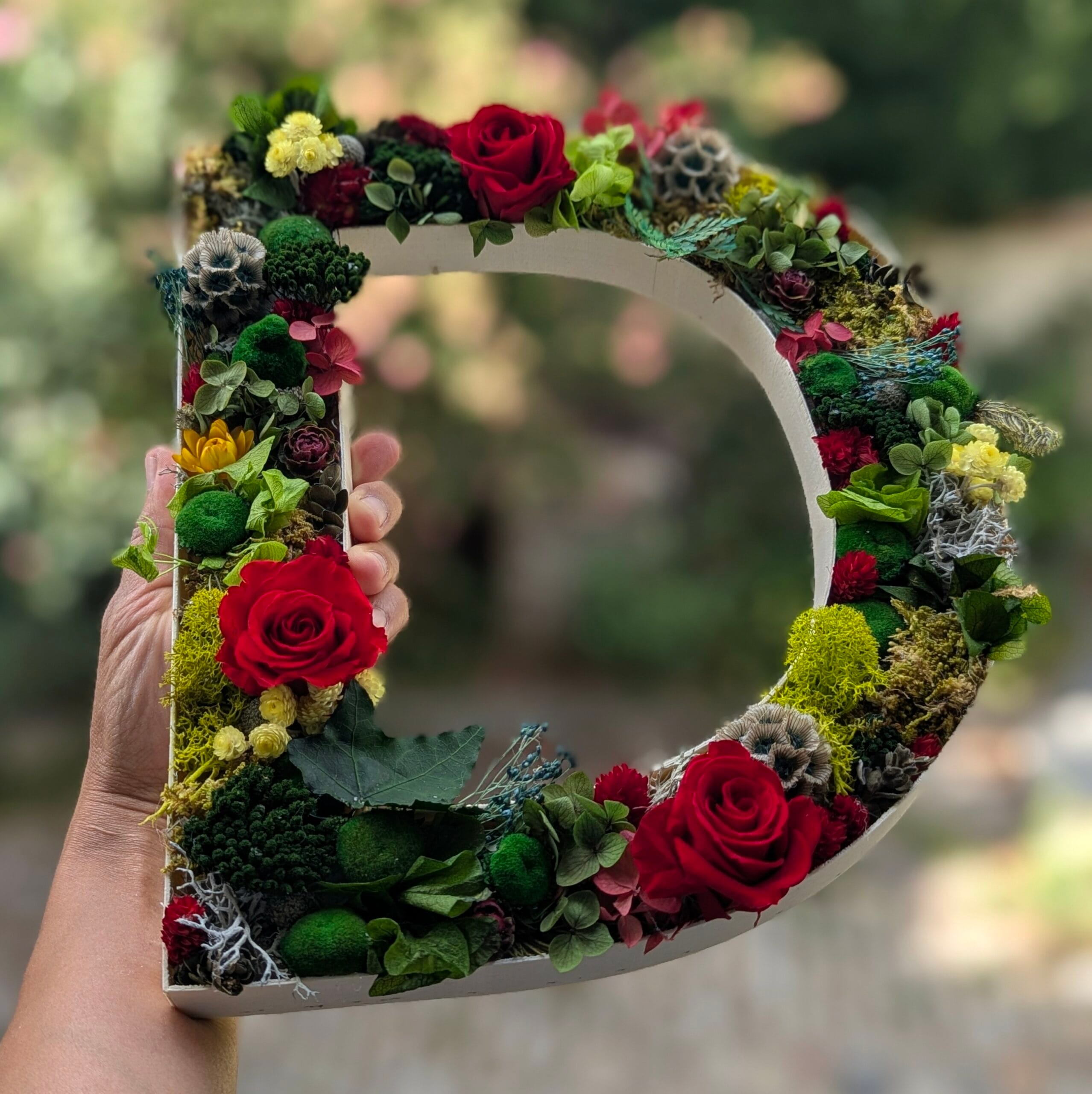 Lettre initiale personnalisable fleurie en fleurs stabilisées, cadeau poétique et durable, Donum – Image 4