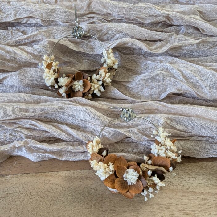 Boucles d’oreilles créoles en fleurs stabilisées beiges et terracotta, Camille – Image 3