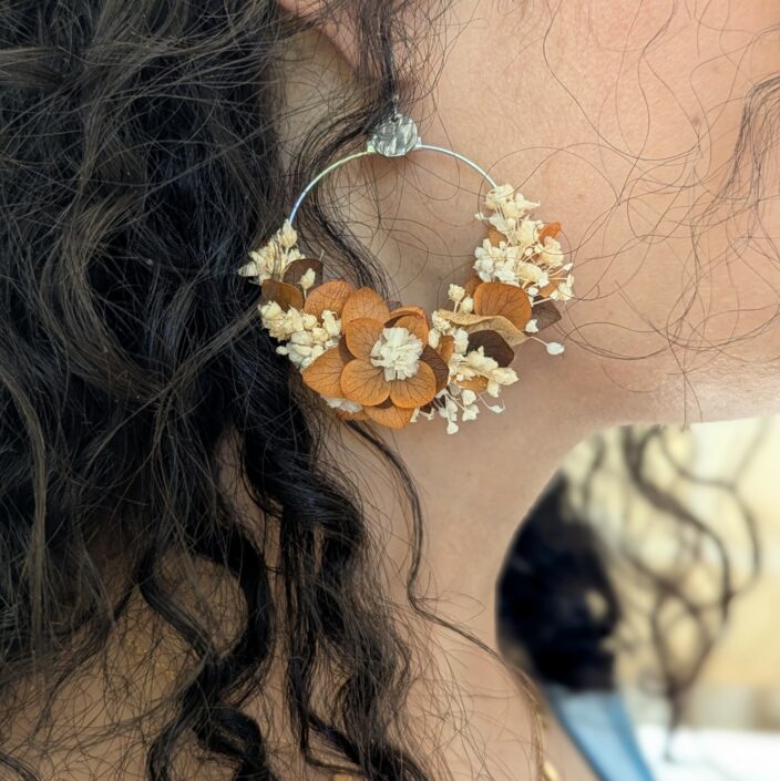 Boucles d’oreilles créoles en fleurs stabilisées beiges et terracotta, Camille – Image 4