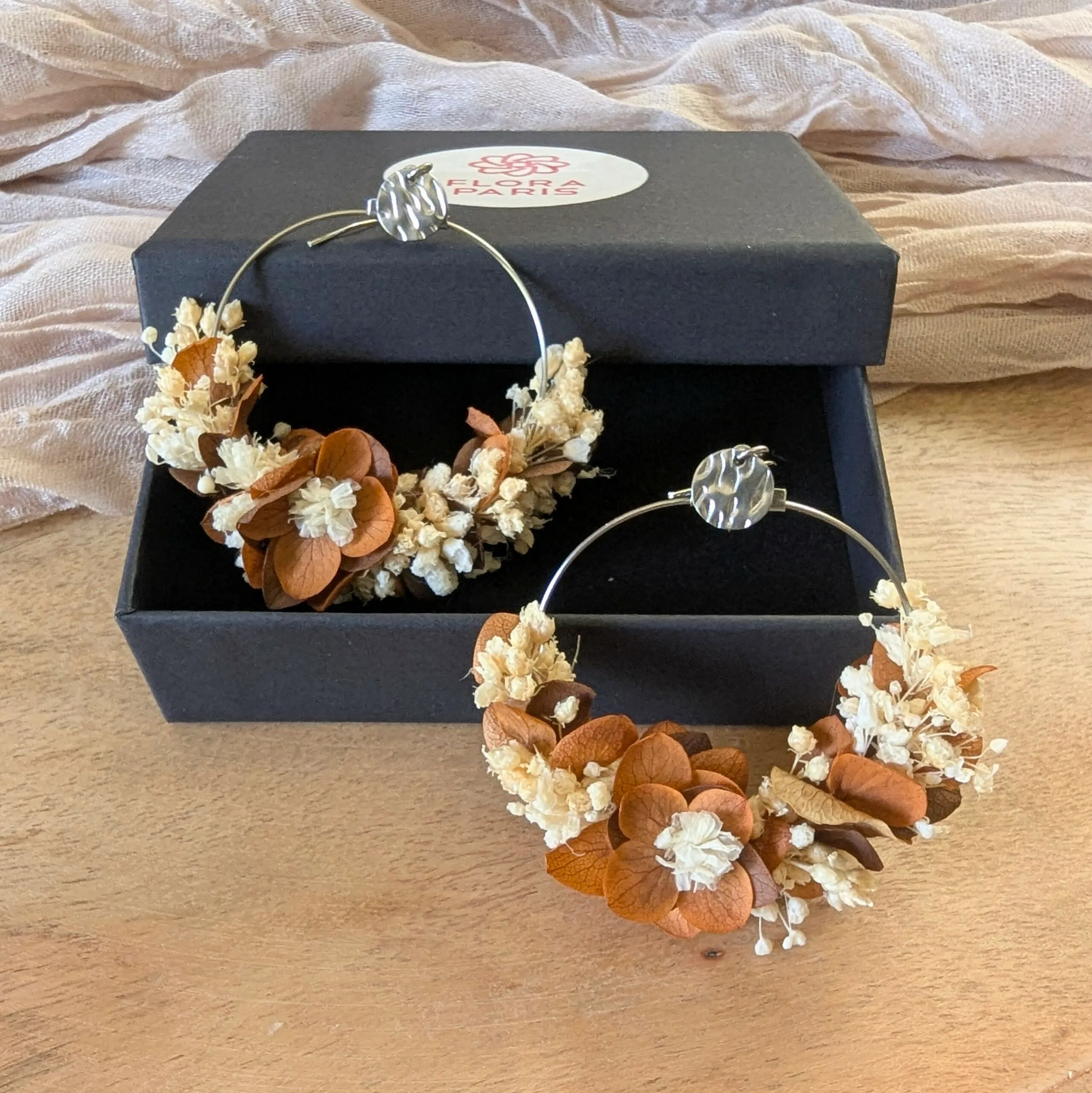 Boucles d’oreilles créoles en fleurs stabilisées beiges et terracotta, Camille