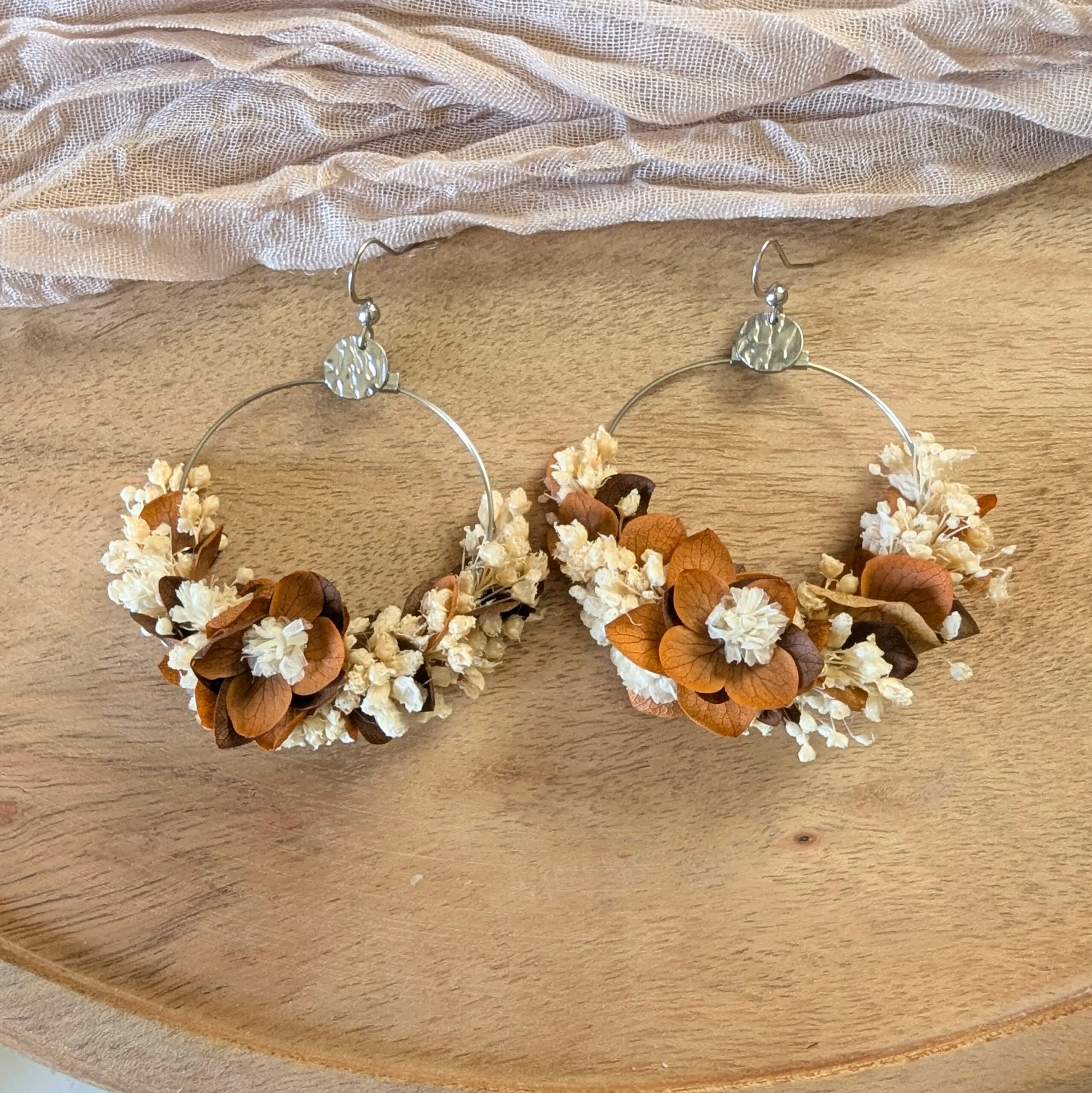 Boucles d’oreilles créoles en fleurs stabilisées beiges et terracotta, Camille – Image 2