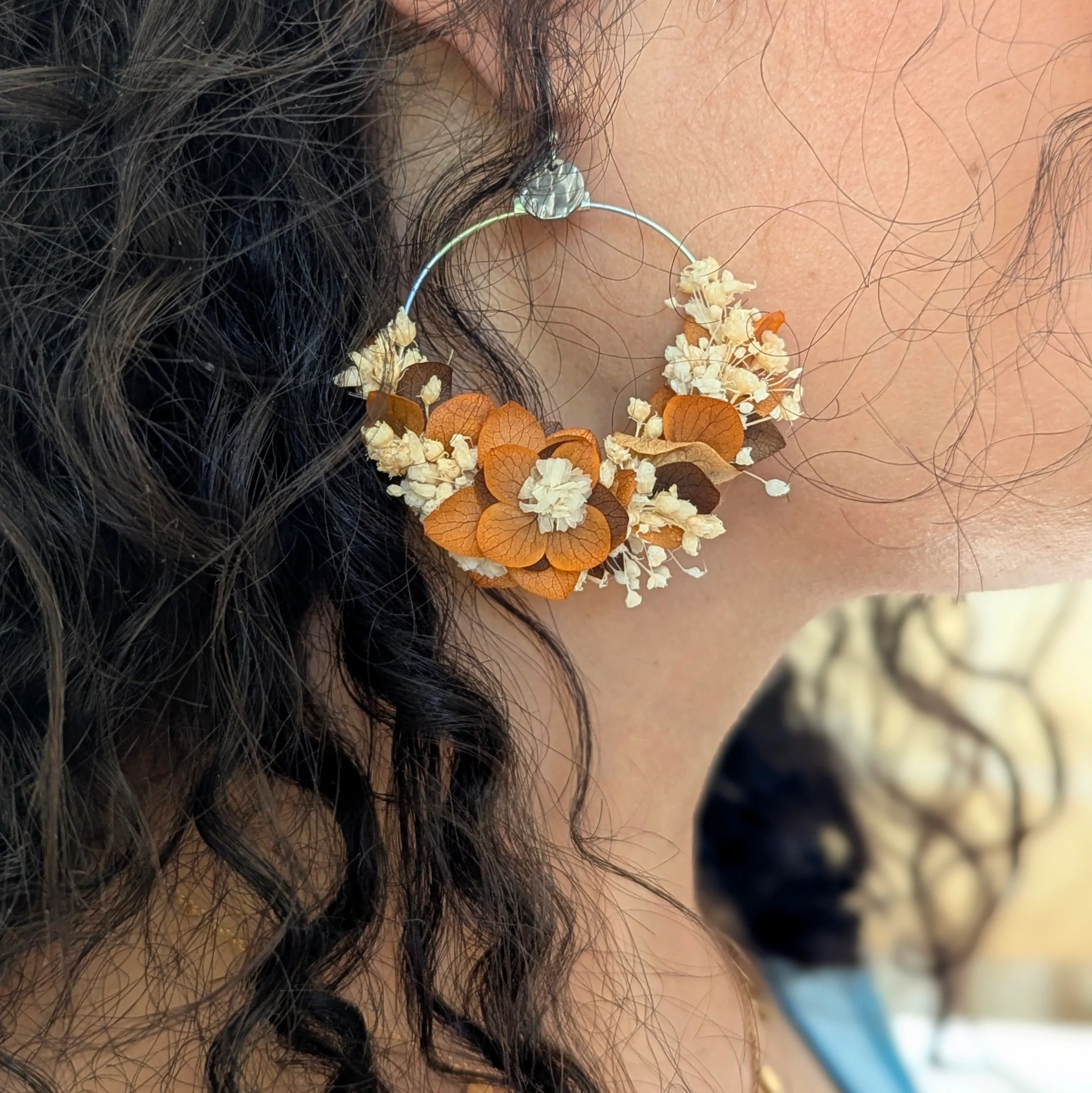 Boucles d’oreilles créoles en fleurs stabilisées beiges et terracotta, Camille – Image 4