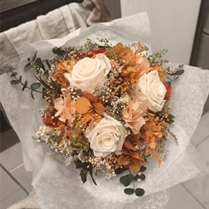 Bouquet de mariée avec des roses éternelles et hortensias stabilisés, Chloé évalué par Anaïs