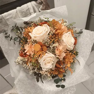 Bouquet de mariée avec des roses éternelles et hortensias stabilisés, Chloé évalué par Anaïs