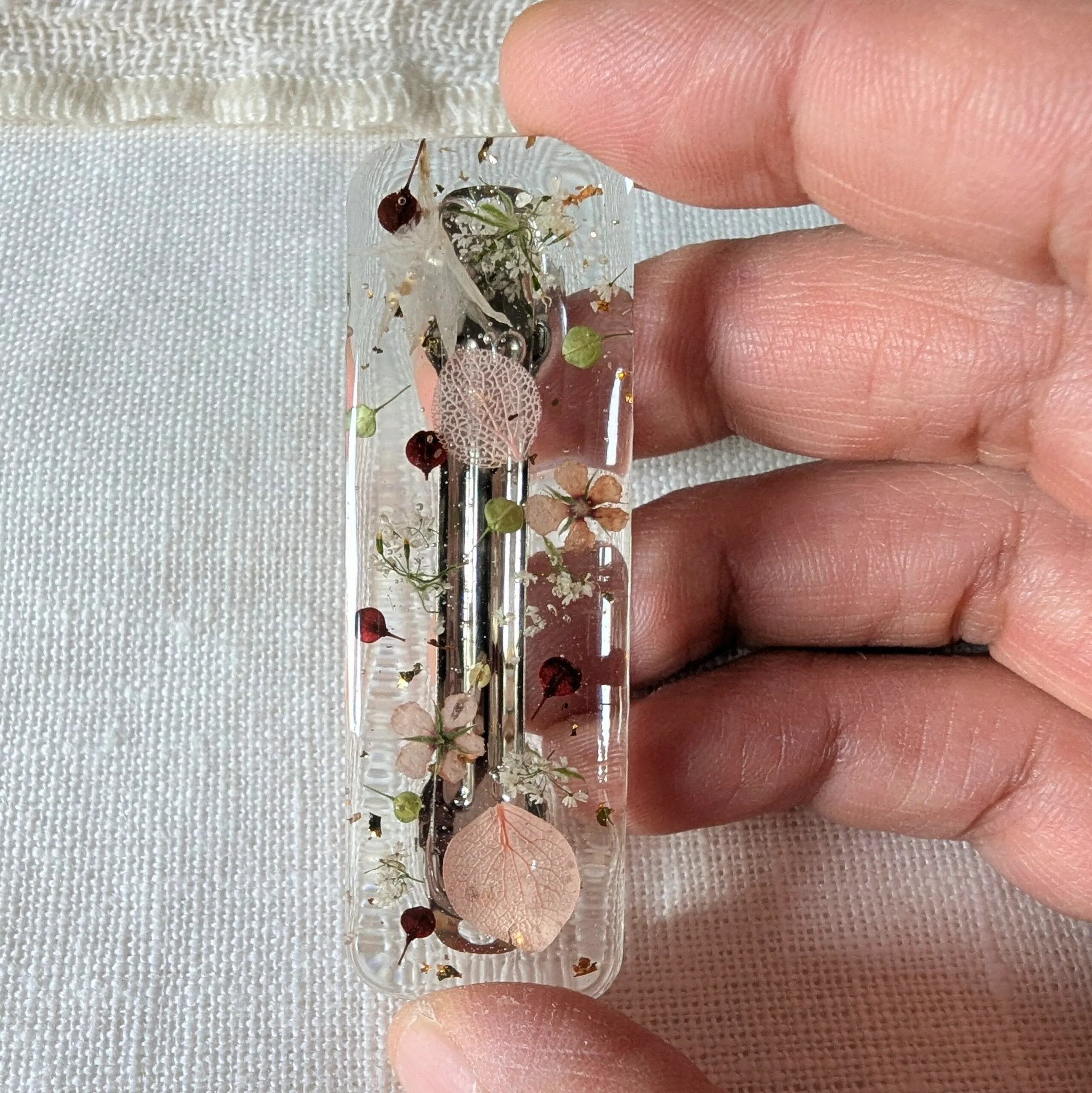 Barrette en résine transparente et fleurs séchées, création artisanale, Ophélie – Image 2