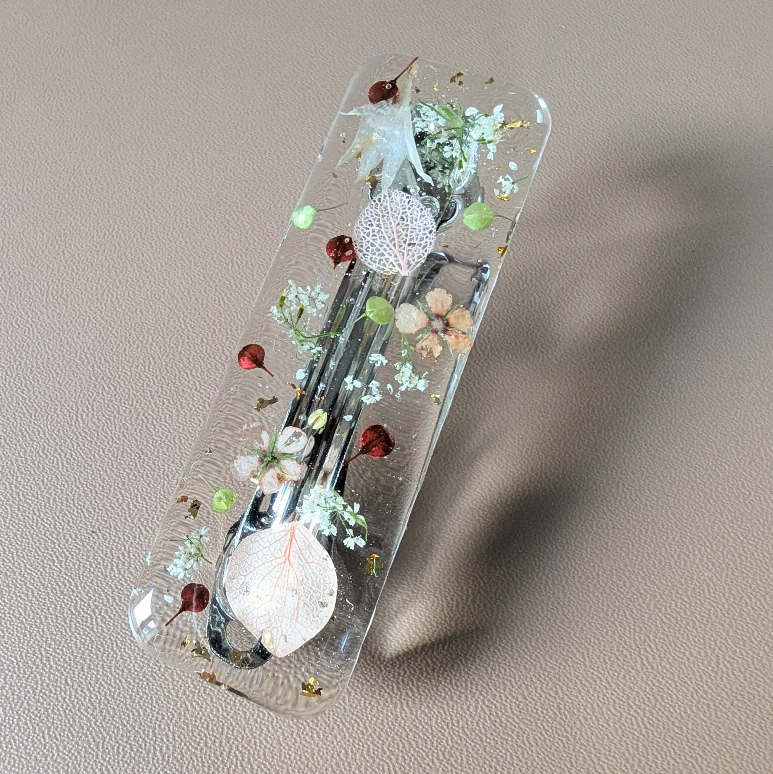 Barrette en résine transparente et fleurs séchées, création artisanale, Ophélie – Image 3