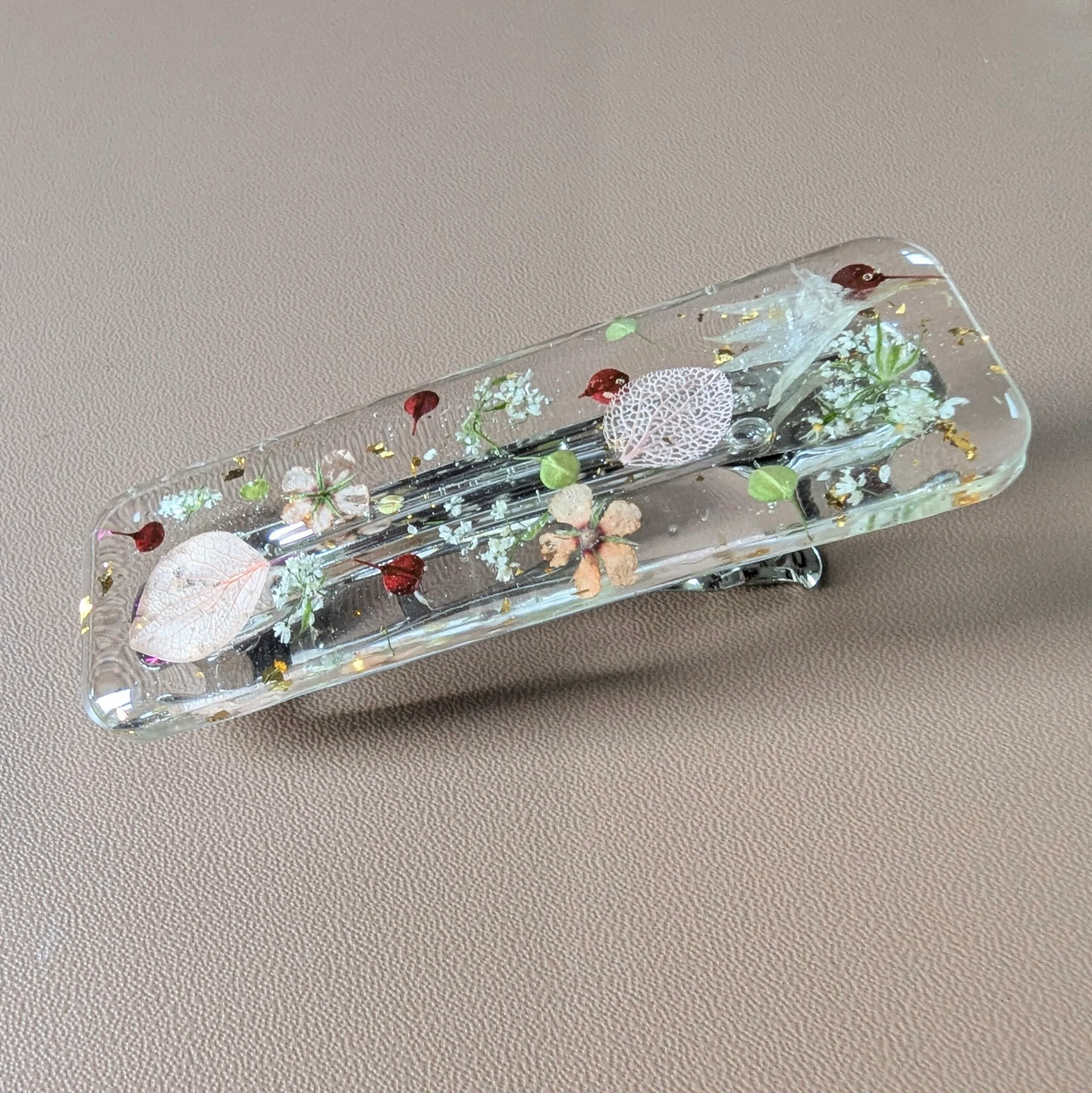 Barrette en résine transparente et fleurs séchées, création artisanale, Ophélie – Image 4