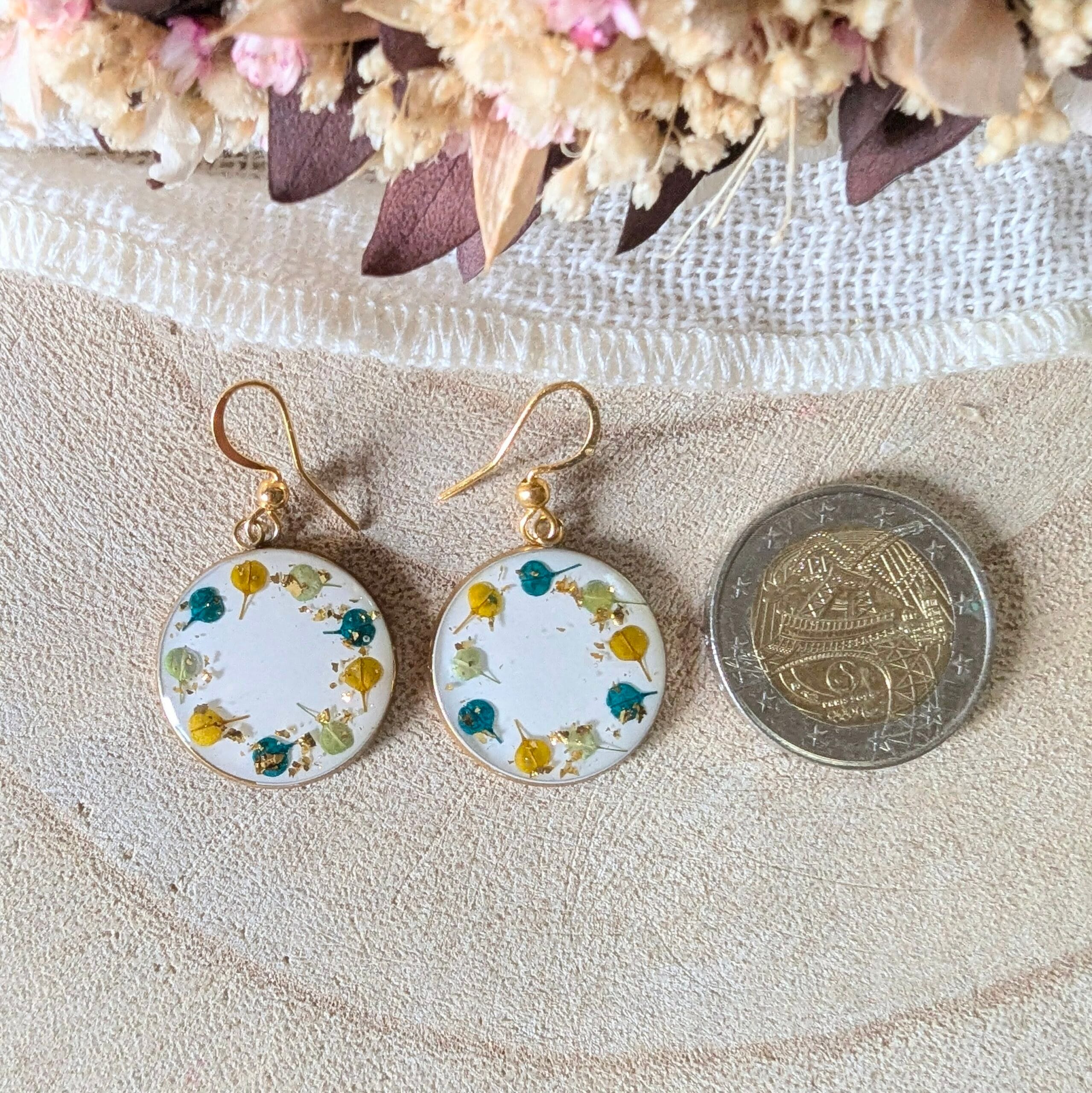 Boucles d'oreilles en fleurs séchées et résine, aux nuances bleues et moutarde, Lucie – Image 7