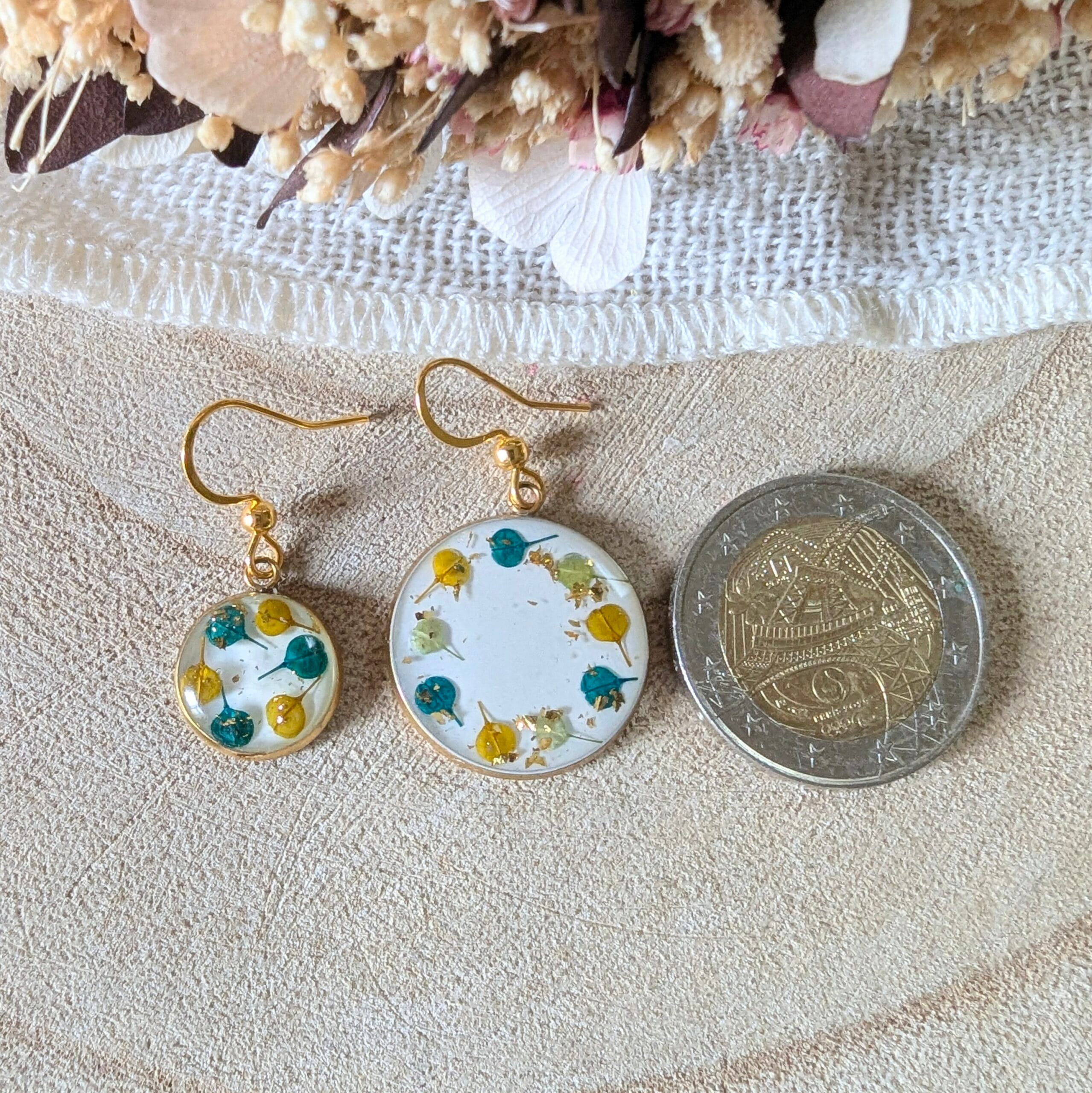 Boucles d'oreilles en fleurs séchées et résine, aux nuances bleues et moutarde, Lucie – Image 8
