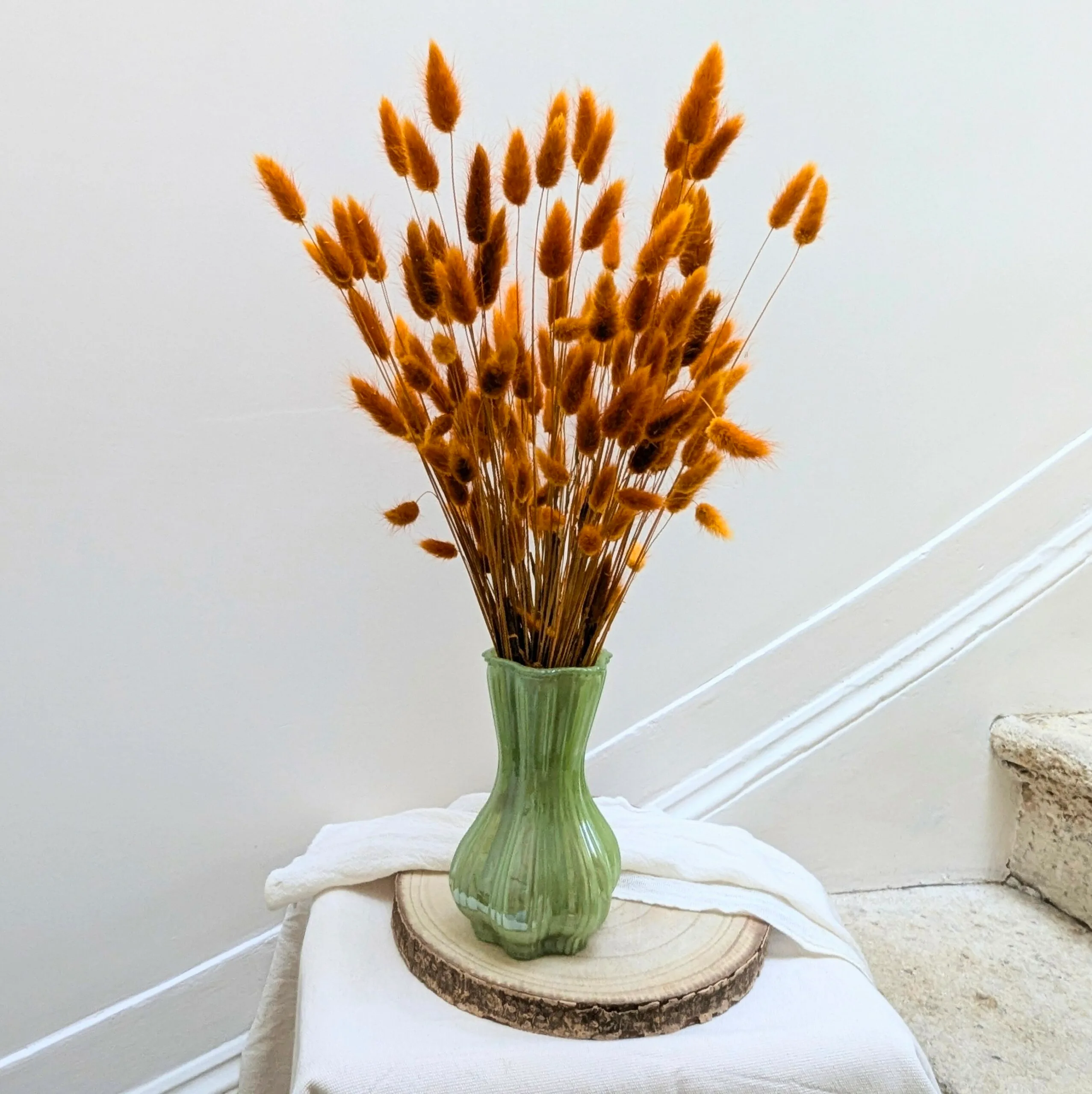 Bouquet de lagurus séchés orange brûlé avec vase en verre nacré, Flavie