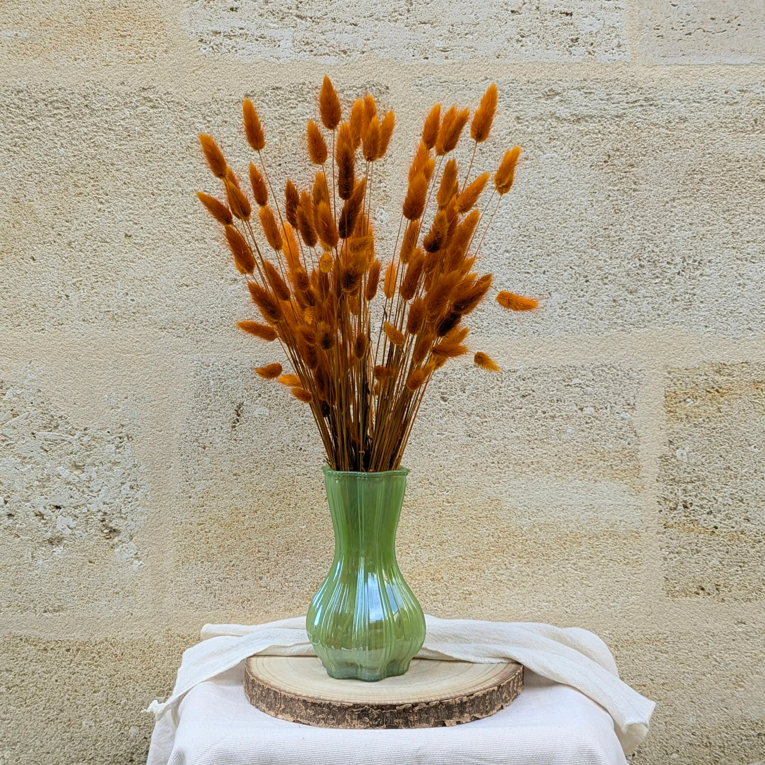 Bouquet de lagurus séchés orange brûlé avec vase en verre nacré, Flavie – Image 3