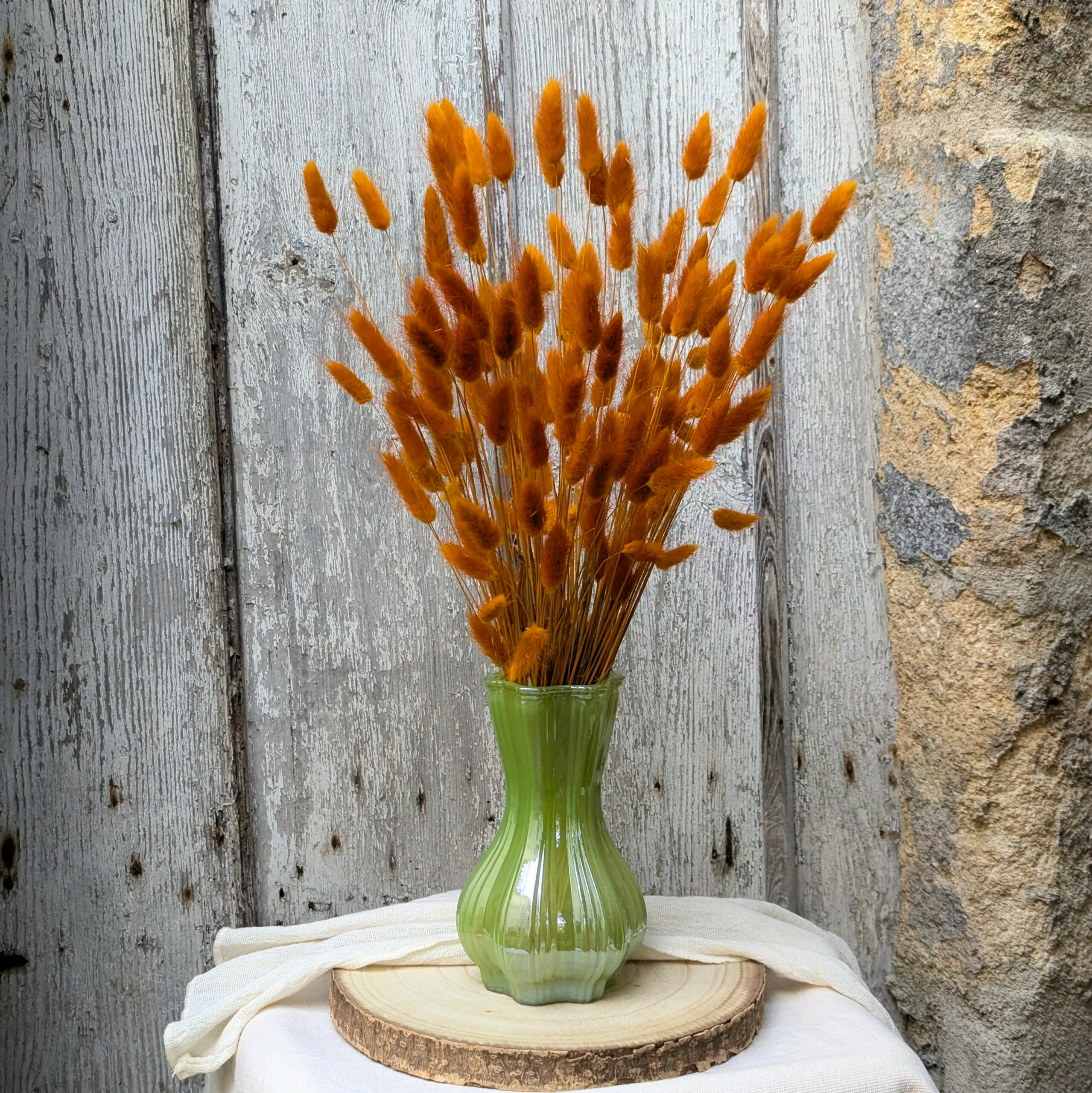 Bouquet de lagurus séchés orange brûlé avec vase en verre nacré, Flavie – Image 2