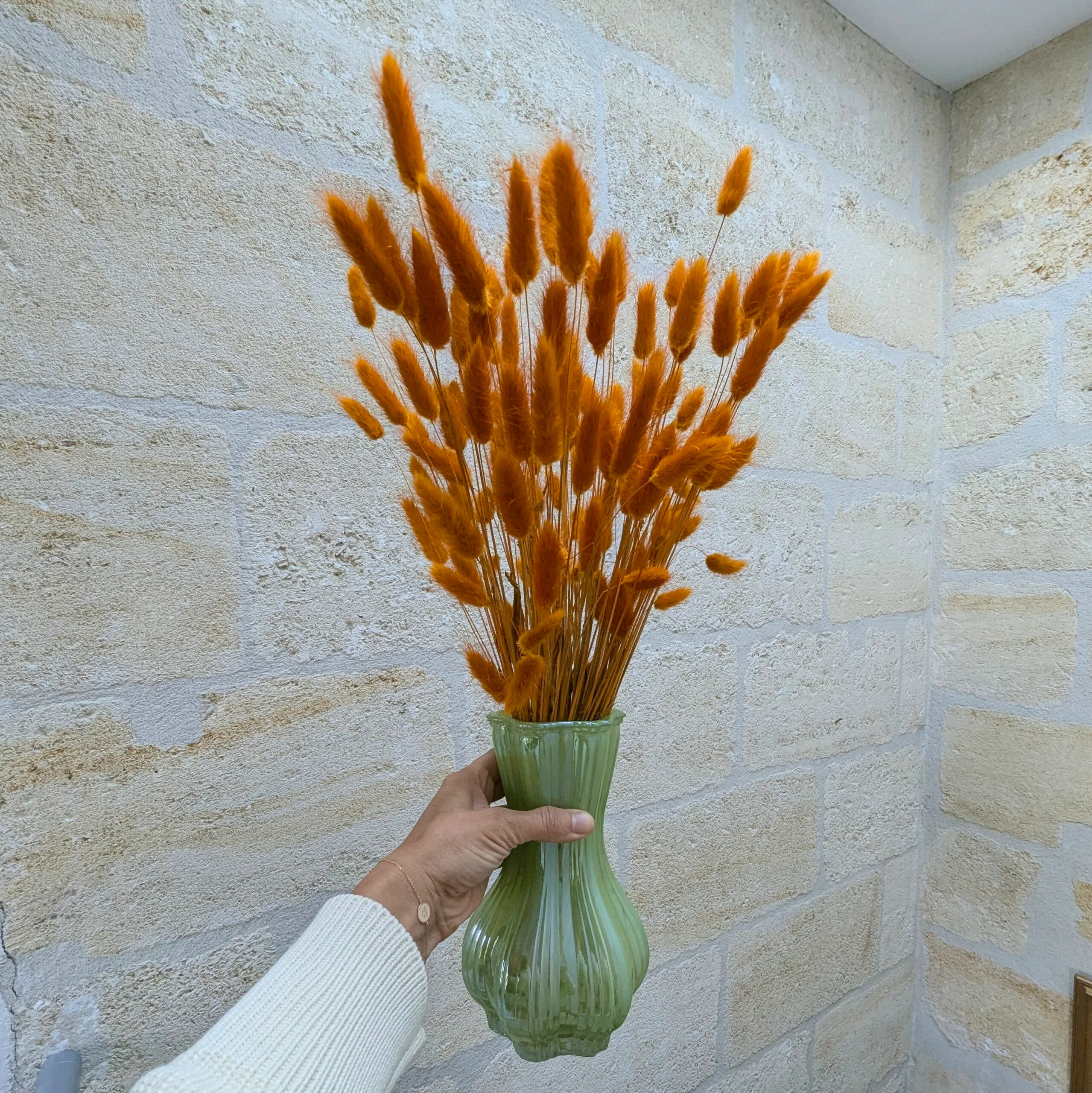 Bouquet de lagurus séchés orange brûlé avec vase en verre nacré, Flavie – Image 4