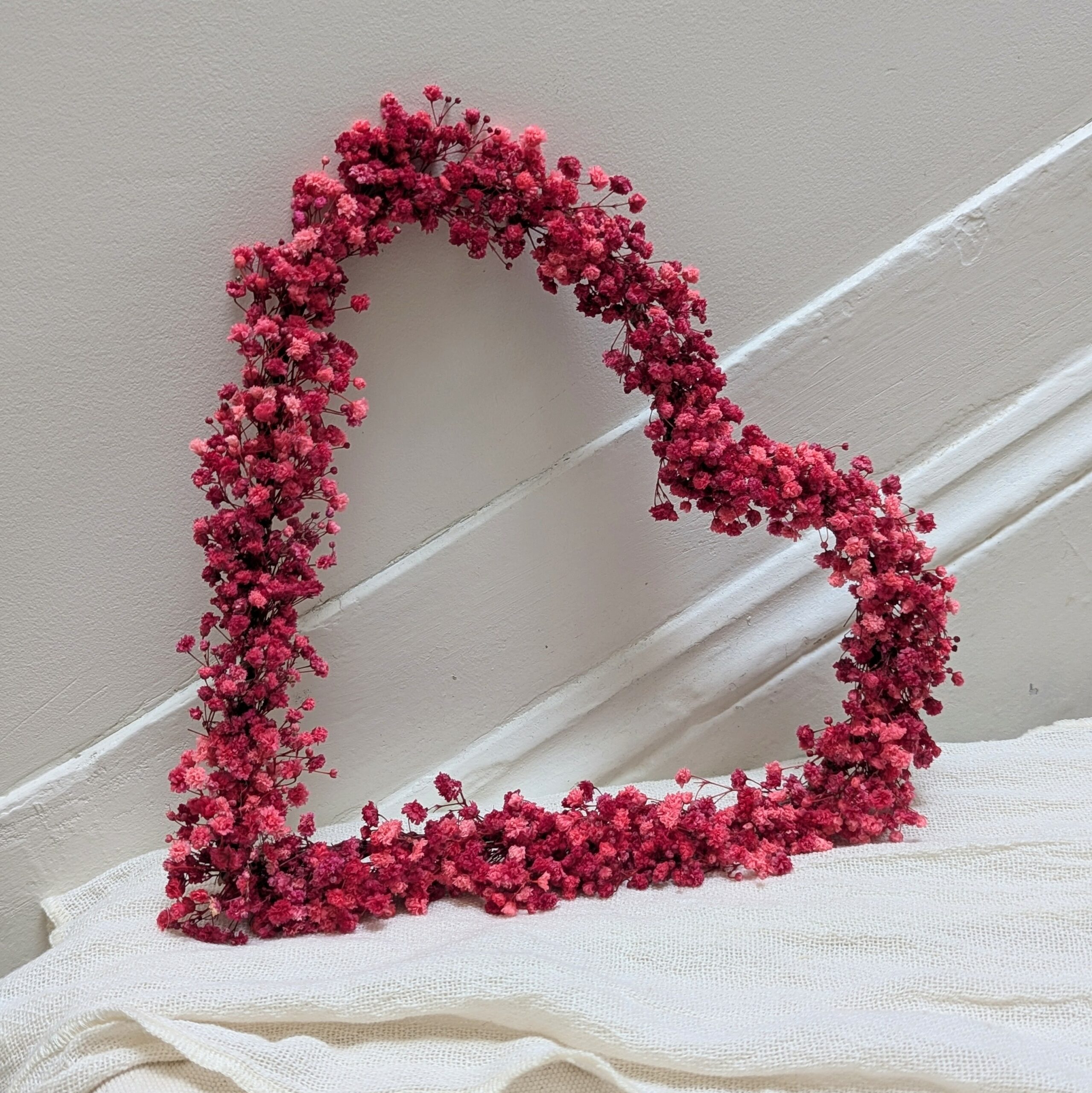Couronne cœur en gypsophile stabilisé rouge fuchsia, Roséa – Image 2