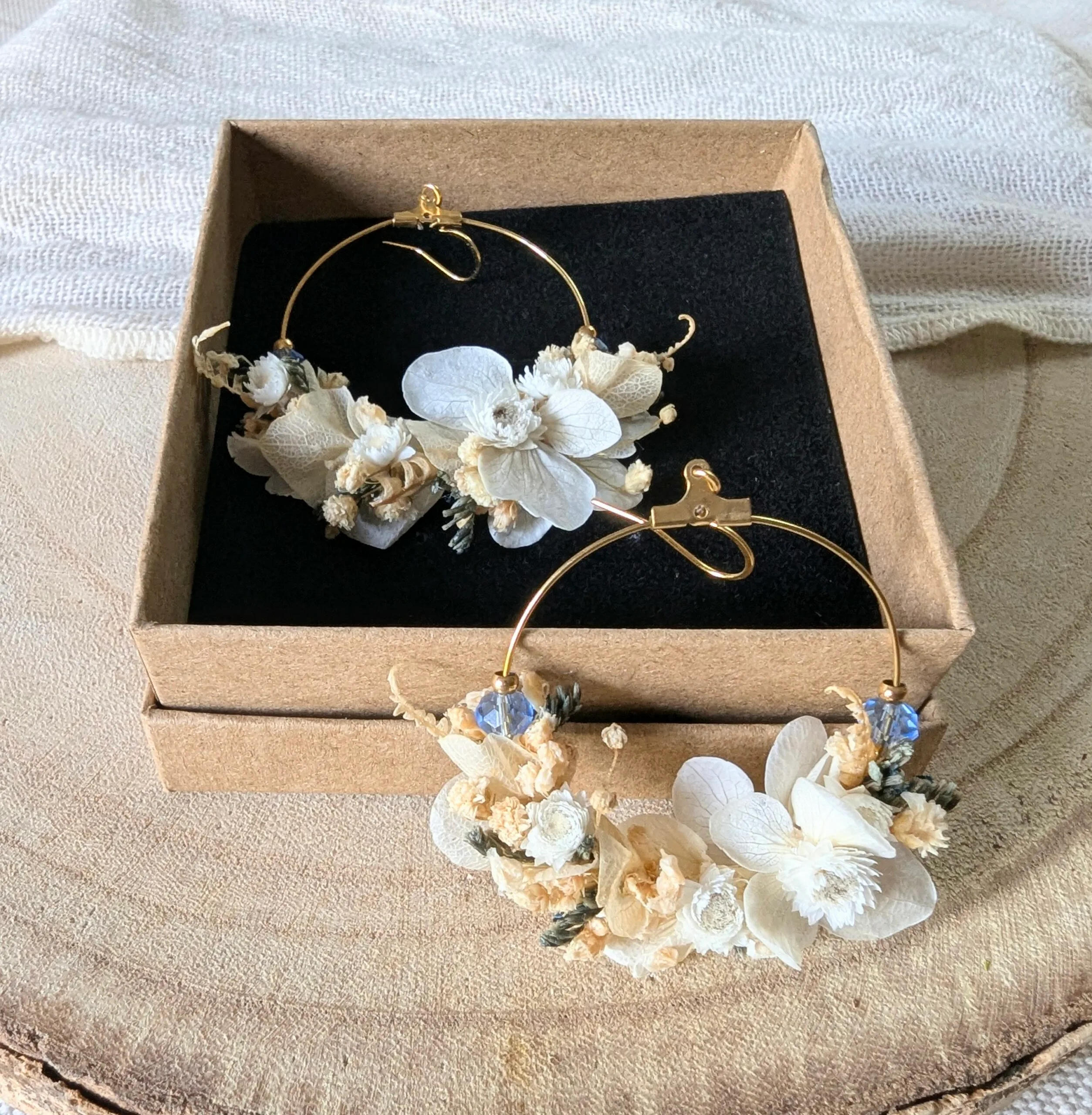 Boucles d’oreilles en fleurs stabilisées & perles bleues, Élia – Image 2