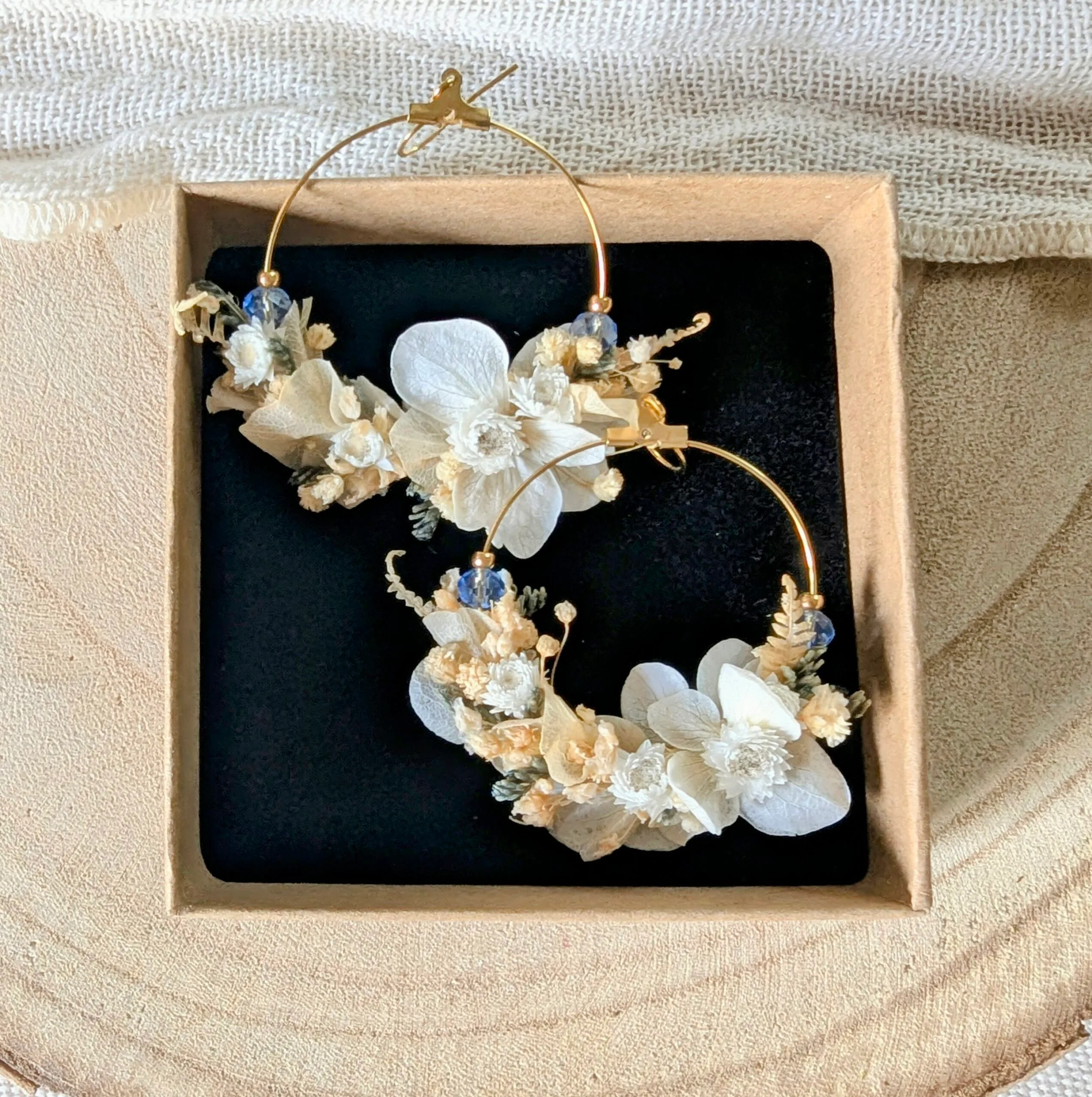 Boucles d’oreilles en fleurs stabilisées & perles bleues, Élia