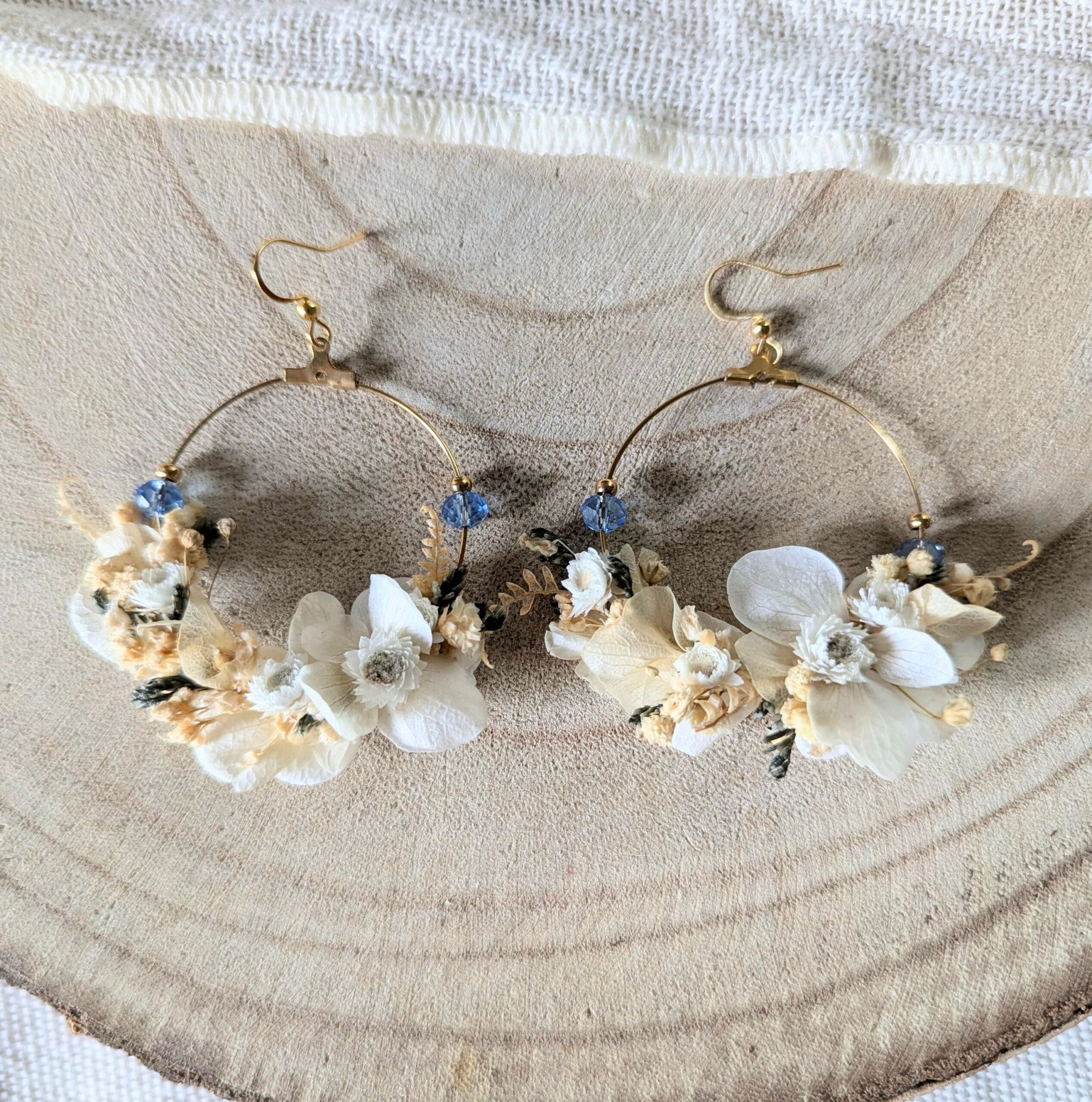 Boucles d’oreilles en fleurs stabilisées & perles bleues, Élia – Image 3