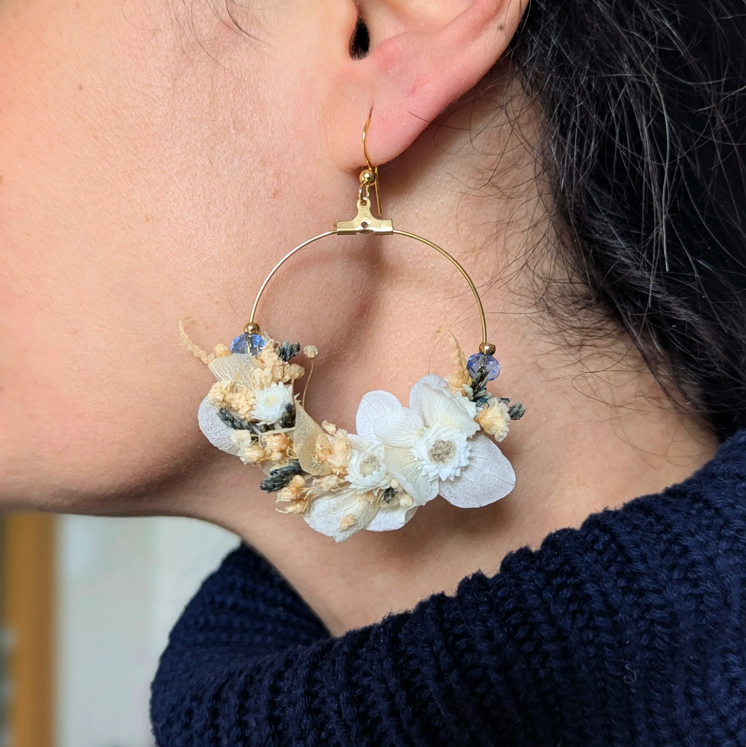 Boucles d’oreilles en fleurs stabilisées & perles bleues, Élia – Image 4
