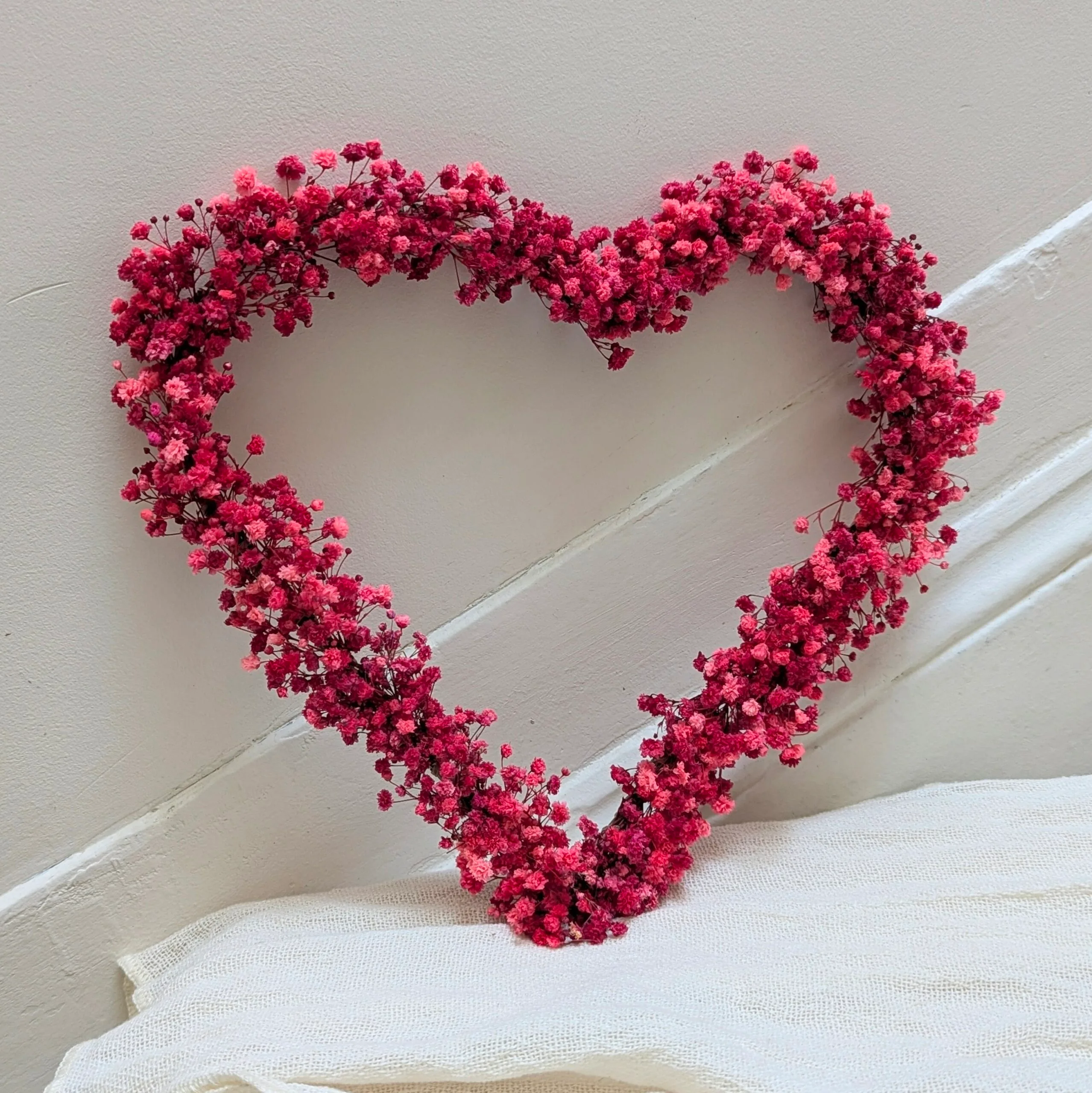 Couronne cœur en gypsophile stabilisée rouge fuchsia, Roséa