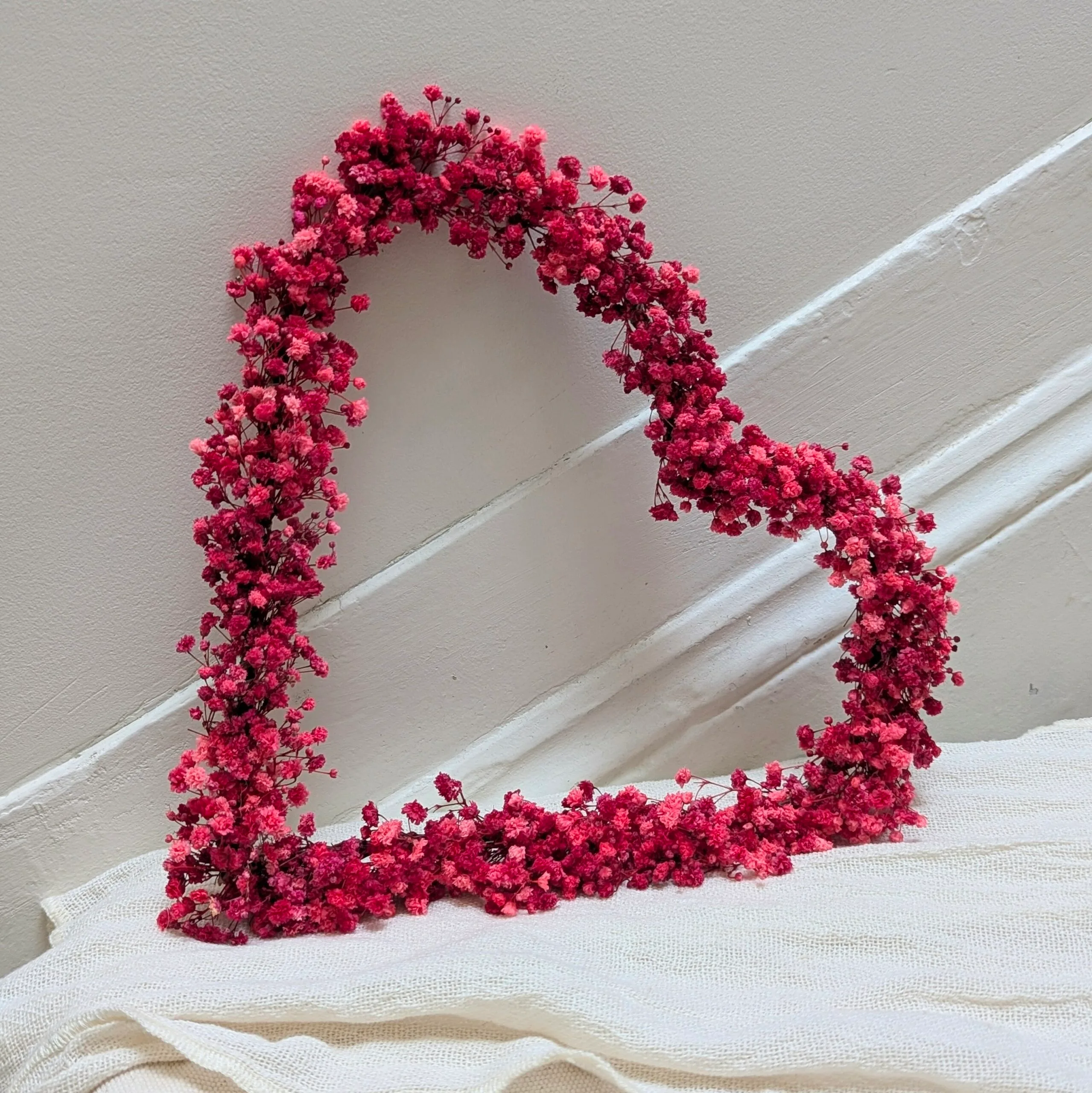 Couronne cœur en gypsophile stabilisée rouge fuchsia, Roséa – Image 2