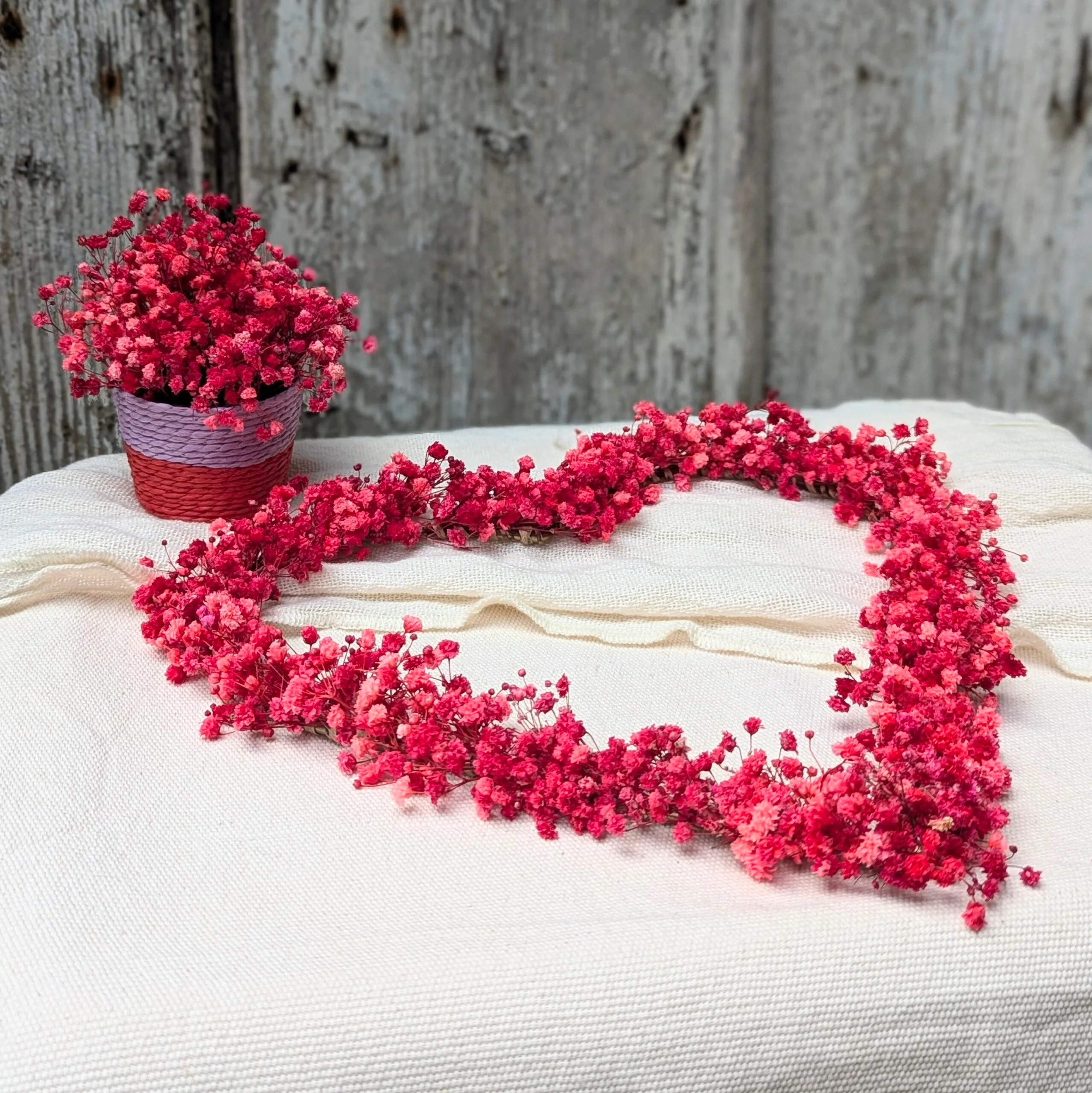 Couronne cœur en gypsophile stabilisée rouge fuchsia, Roséa – Image 4