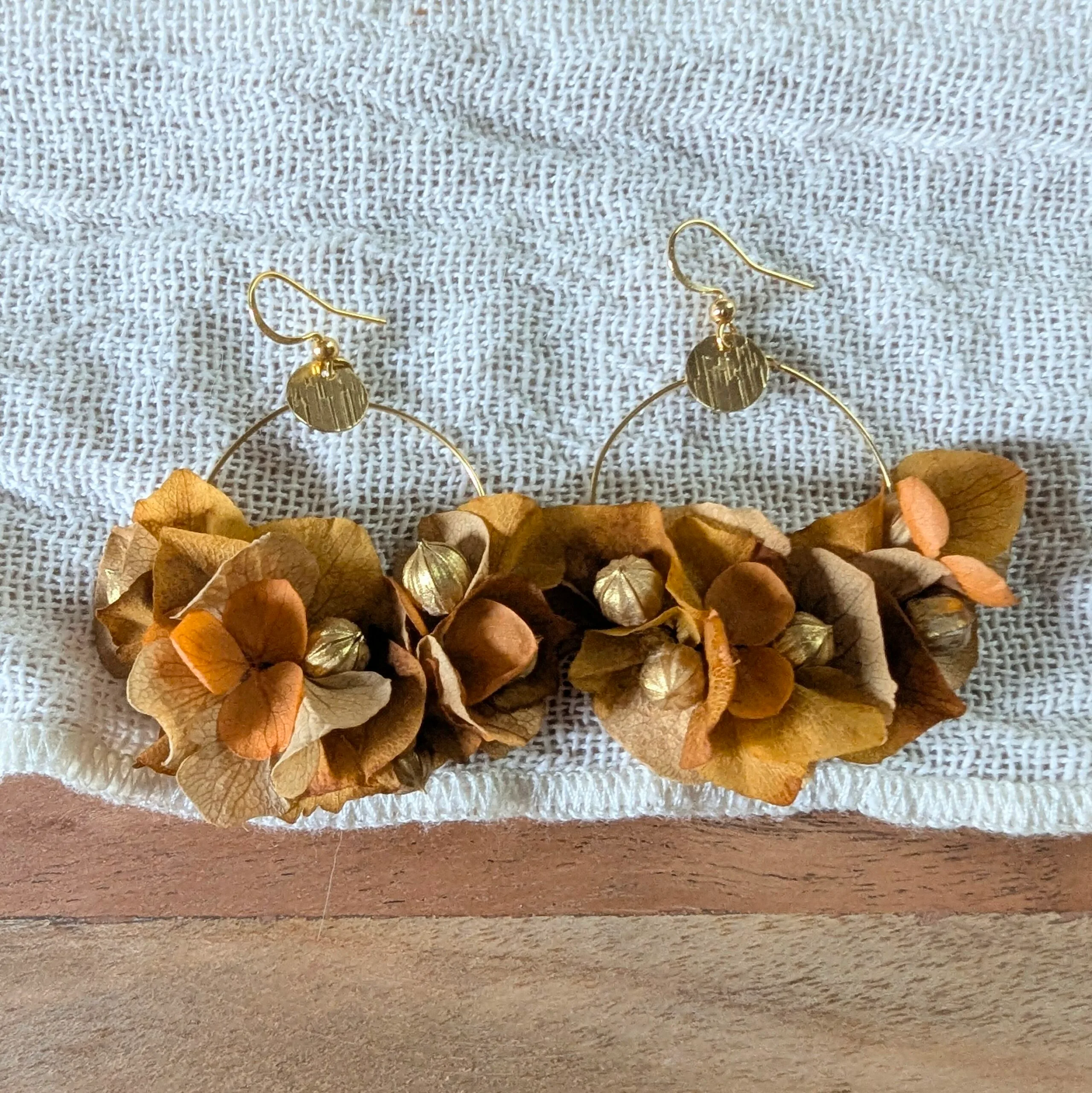 Boucles d’oreilles créoles en fleurs stabilisées, Élora – Image 4